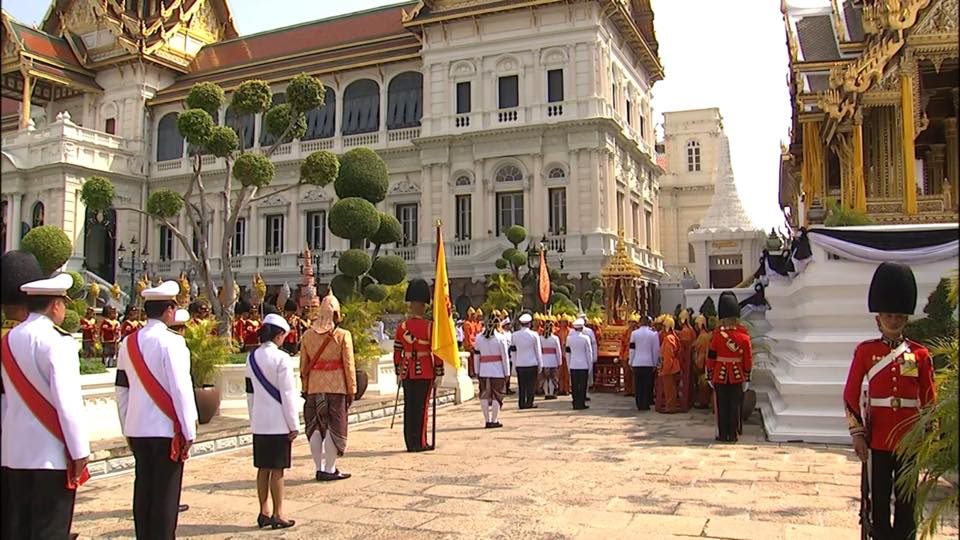 The sixth Royal procession takes the Royal Ashes to Wat Rajabopidh and Wat Bavoranives