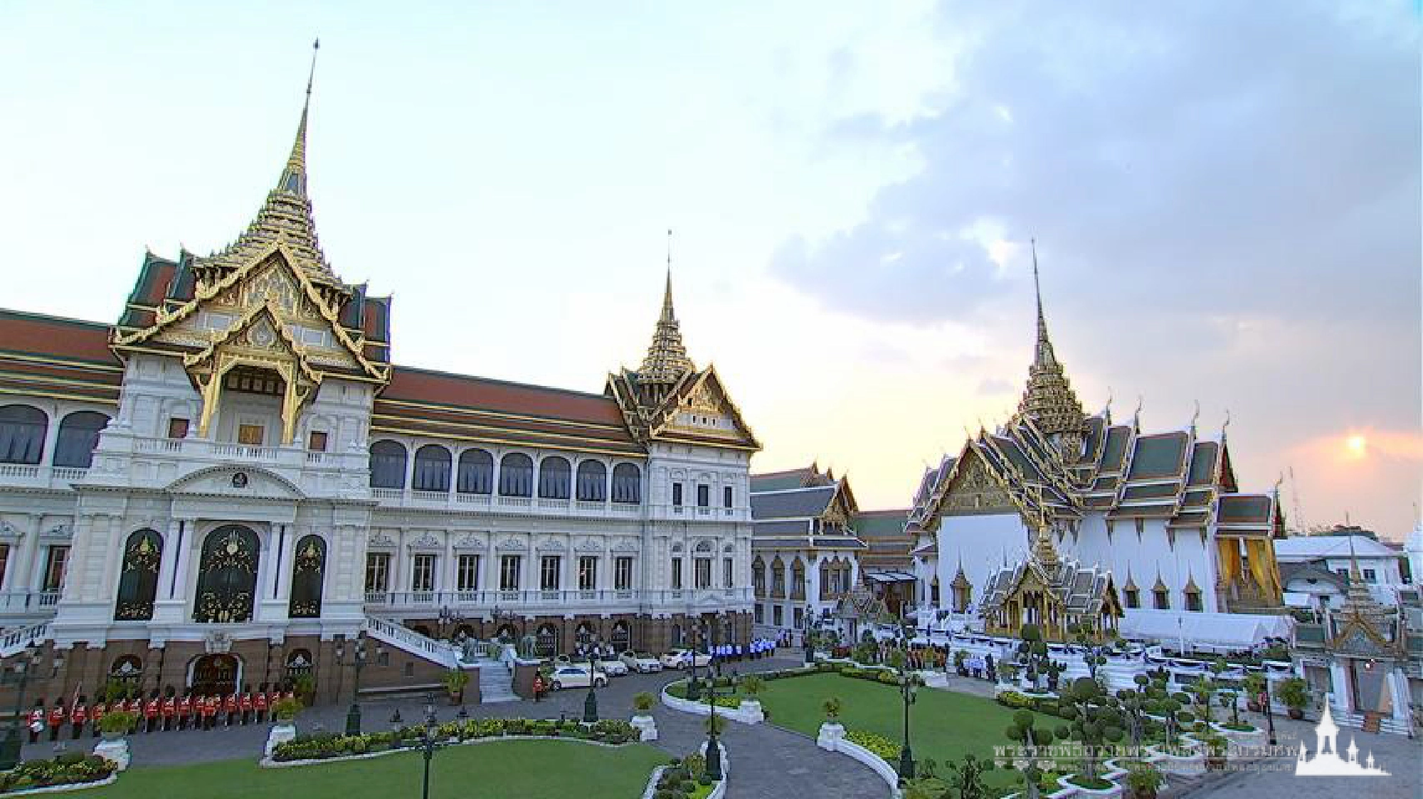 The sixth Royal procession takes the Royal Ashes to Wat Rajabopidh and Wat Bavoranives