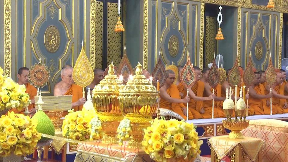 The sixth Royal procession takes the Royal Ashes to Wat Rajabopidh and Wat Bavoranives