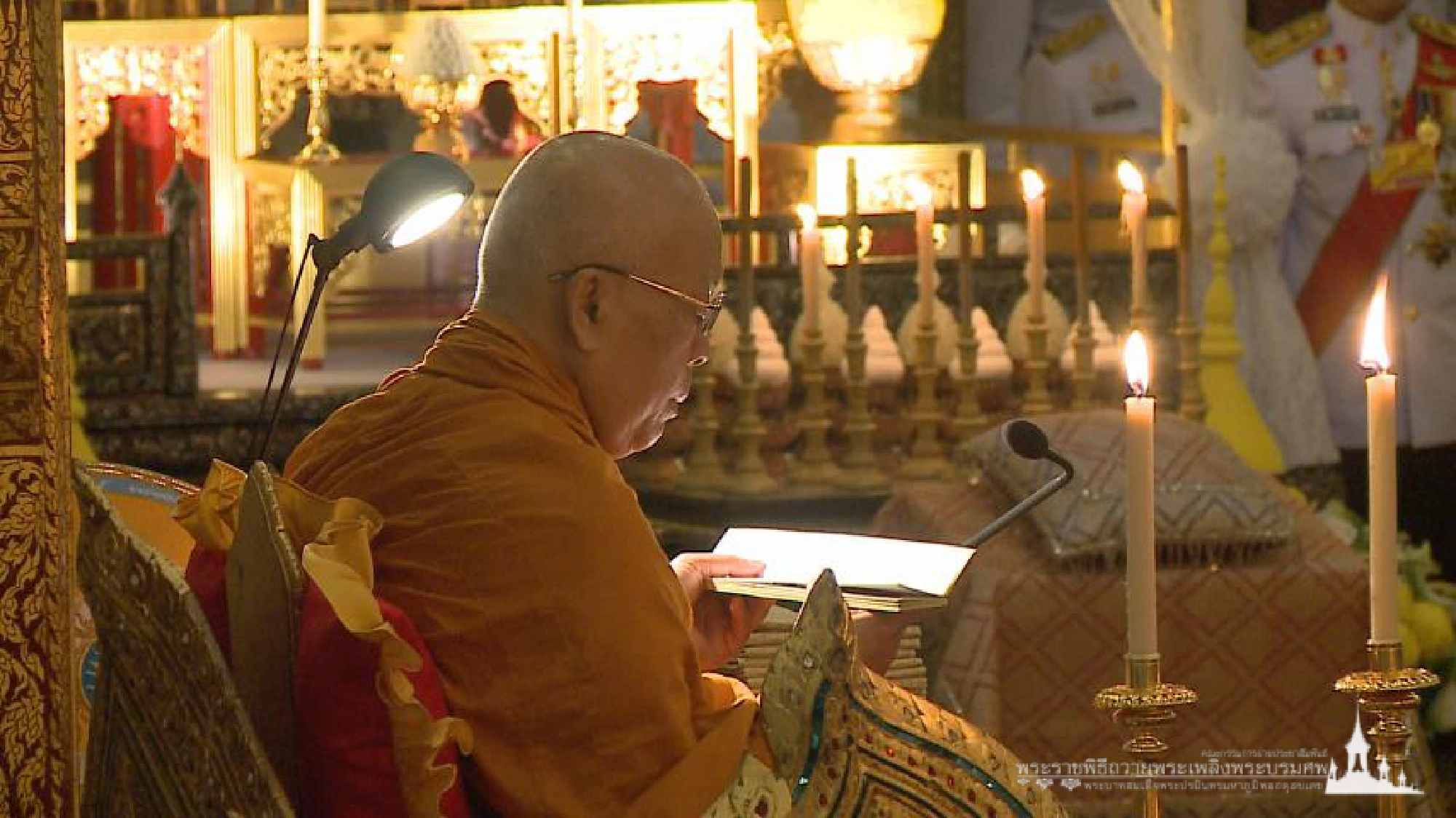 The sixth Royal procession takes the Royal Ashes to Wat Rajabopidh and Wat Bavoranives