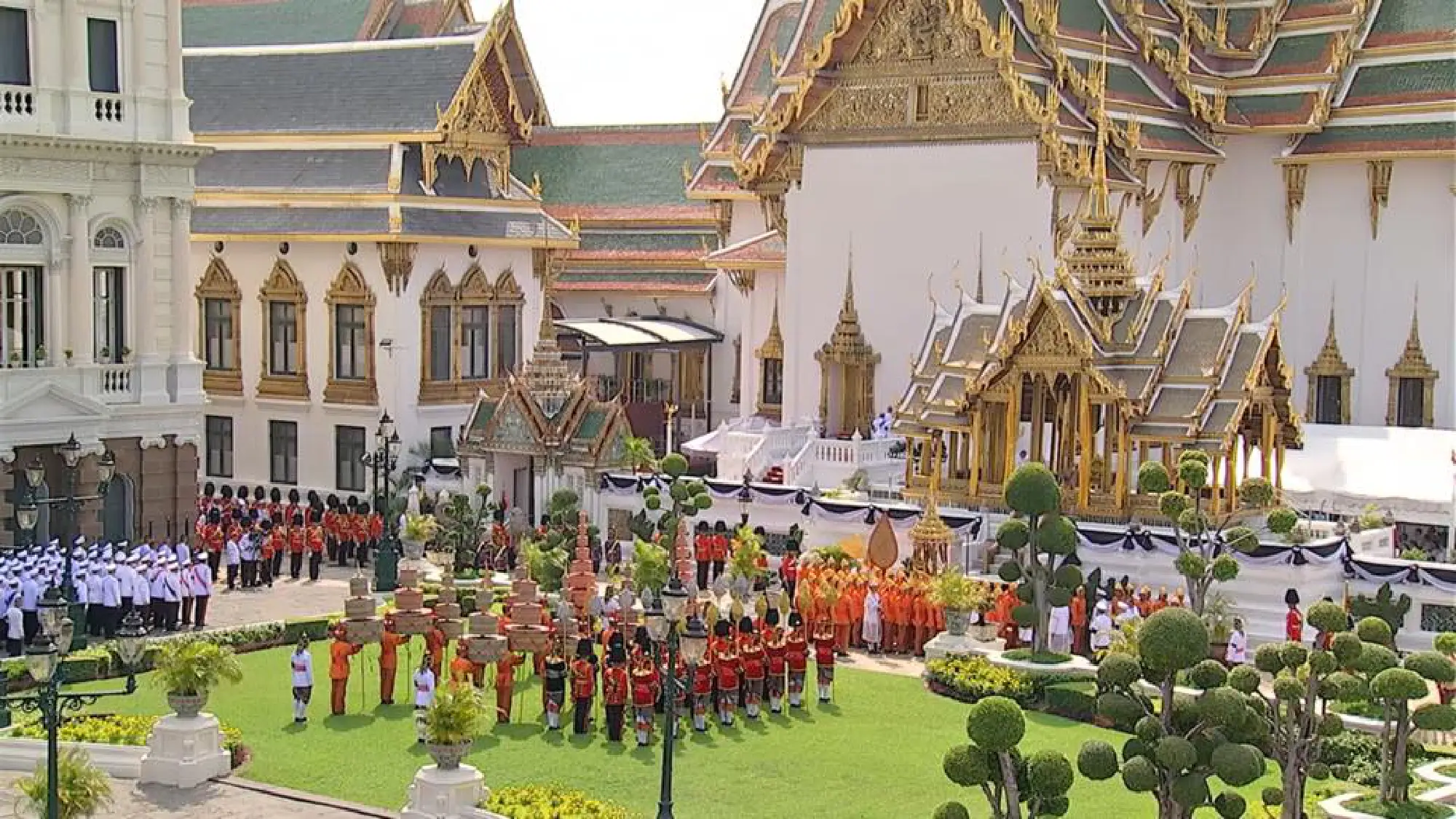The sixth Royal procession takes the Royal Ashes to Wat Rajabopidh and Wat Bavoranives