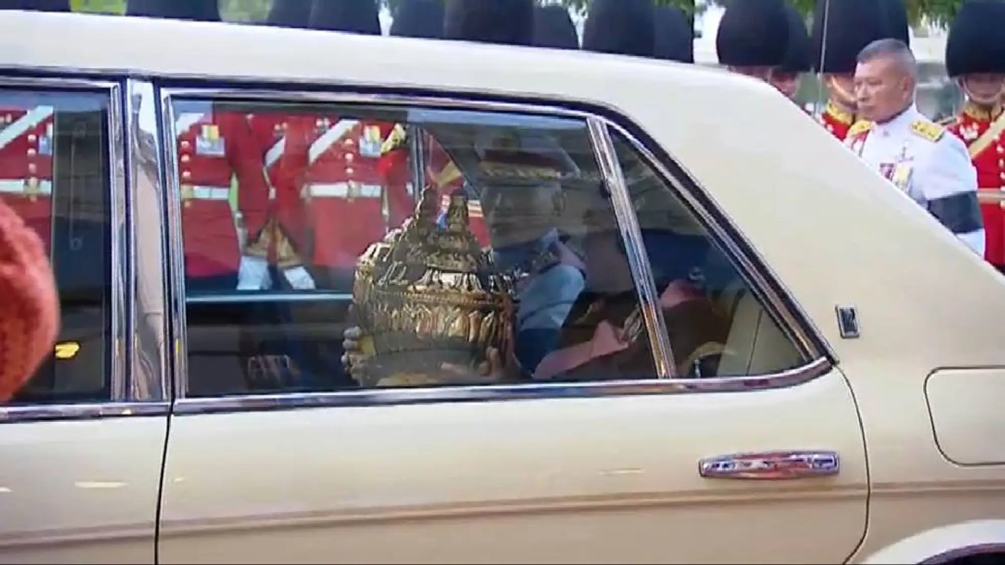 The sixth Royal procession takes the Royal Ashes to Wat Rajabopidh and Wat Bavoranives