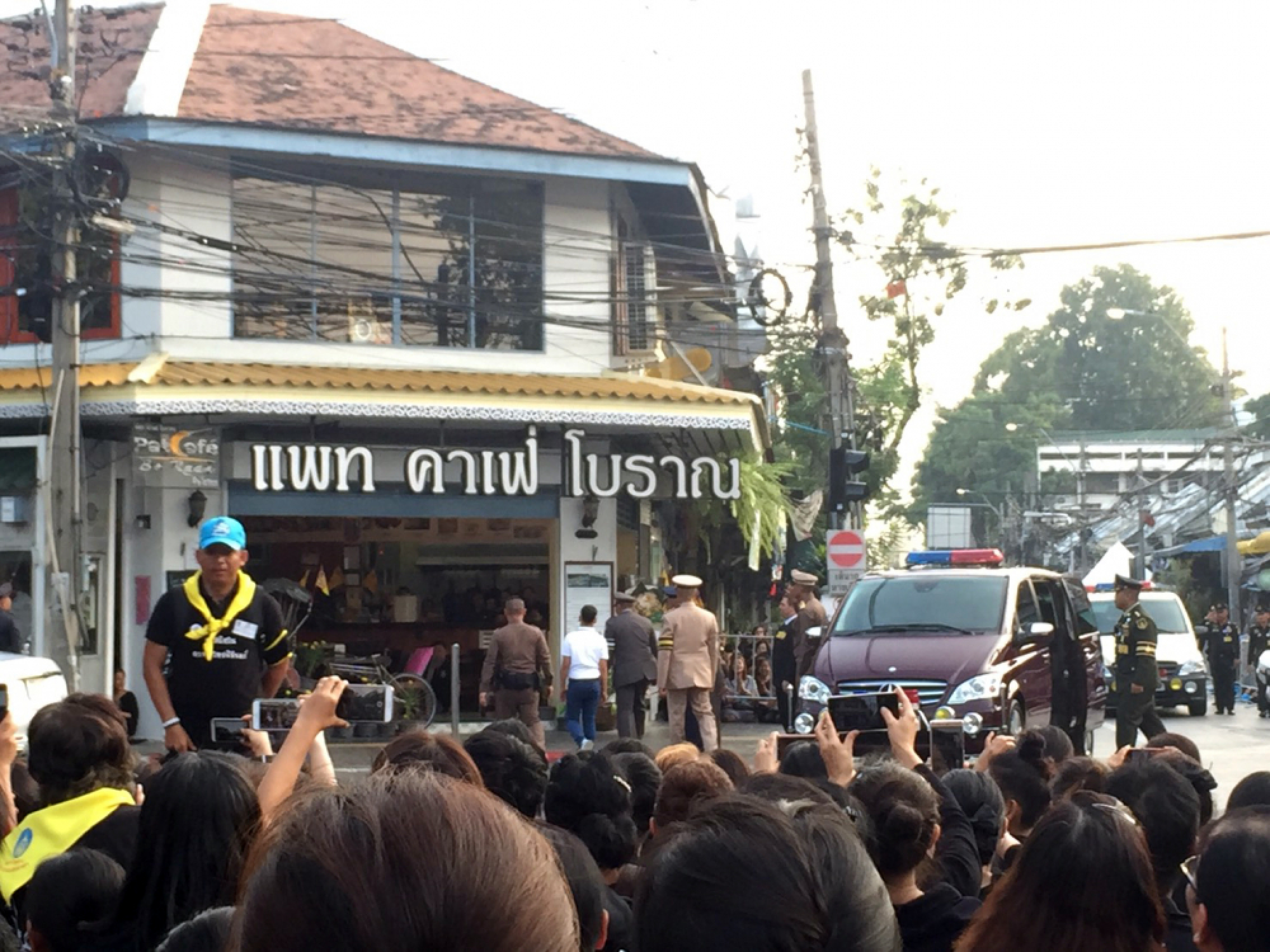 Prince joins mourners viewing final procession