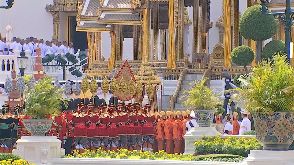 The sixth Royal procession takes the Royal Ashes to Wat Rajabopidh and Wat Bavoranives