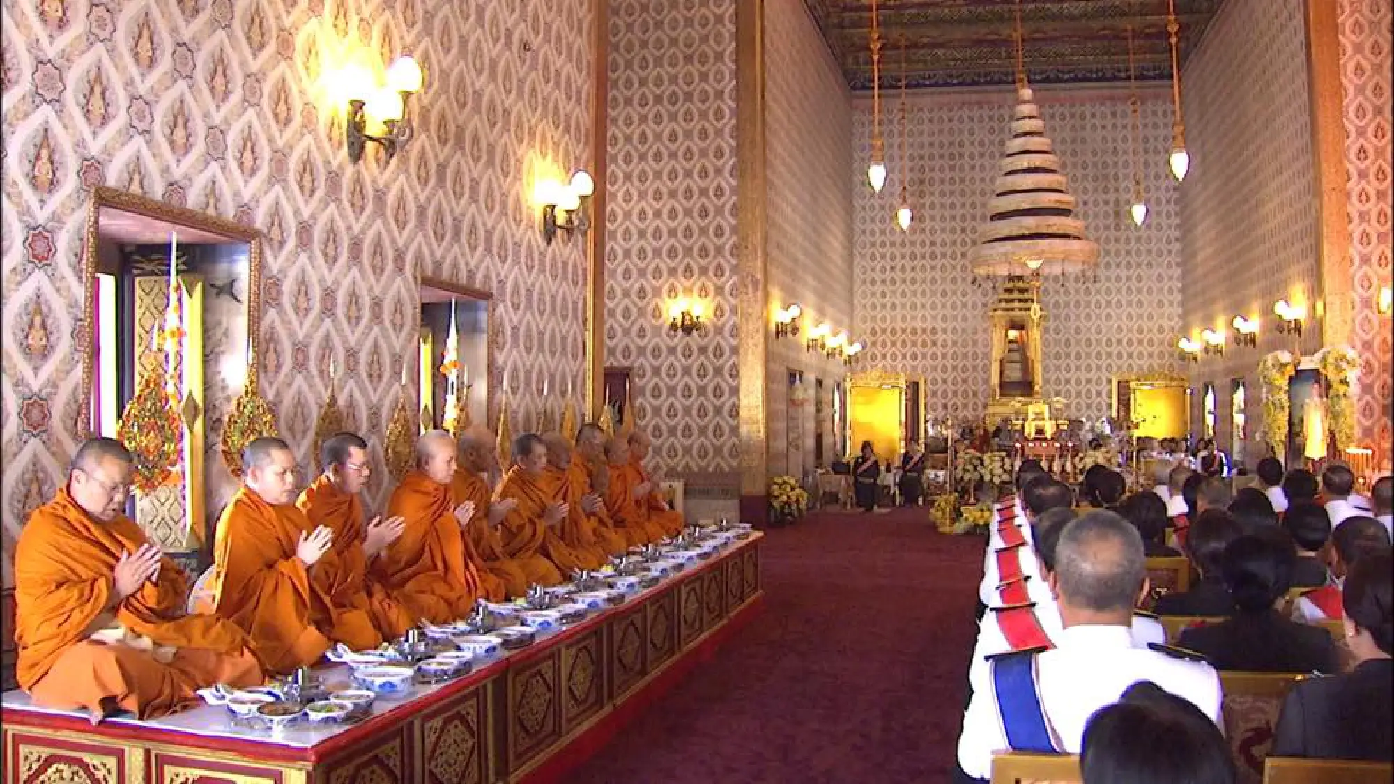 The sixth Royal procession takes the Royal Ashes to Wat Rajabopidh and Wat Bavoranives