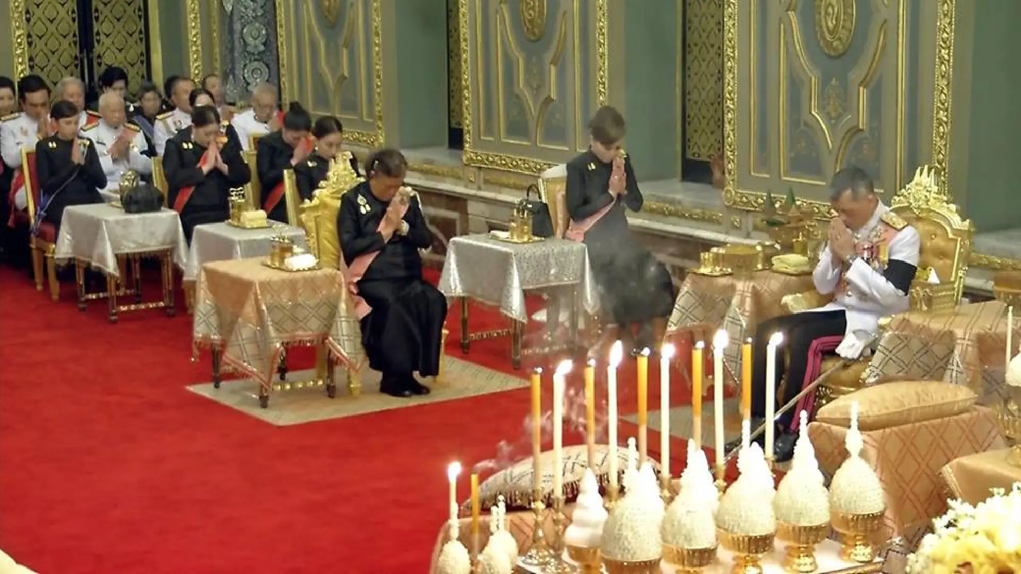 The sixth Royal procession takes the Royal Ashes to Wat Rajabopidh and Wat Bavoranives