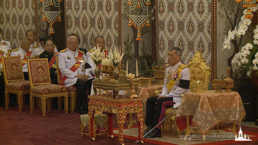 The sixth Royal procession takes the Royal Ashes to Wat Rajabopidh and Wat Bavoranives