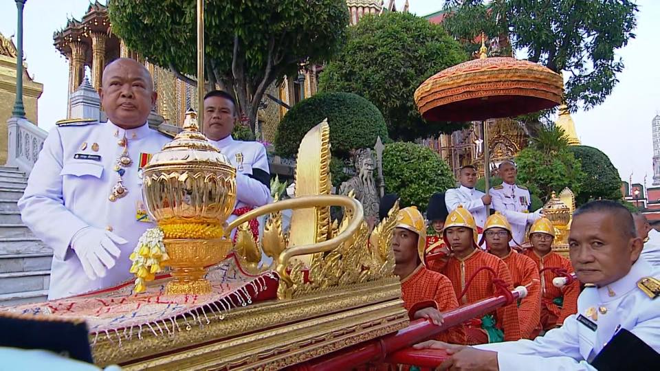 The sixth Royal procession takes the Royal Ashes to Wat Rajabopidh and Wat Bavoranives
