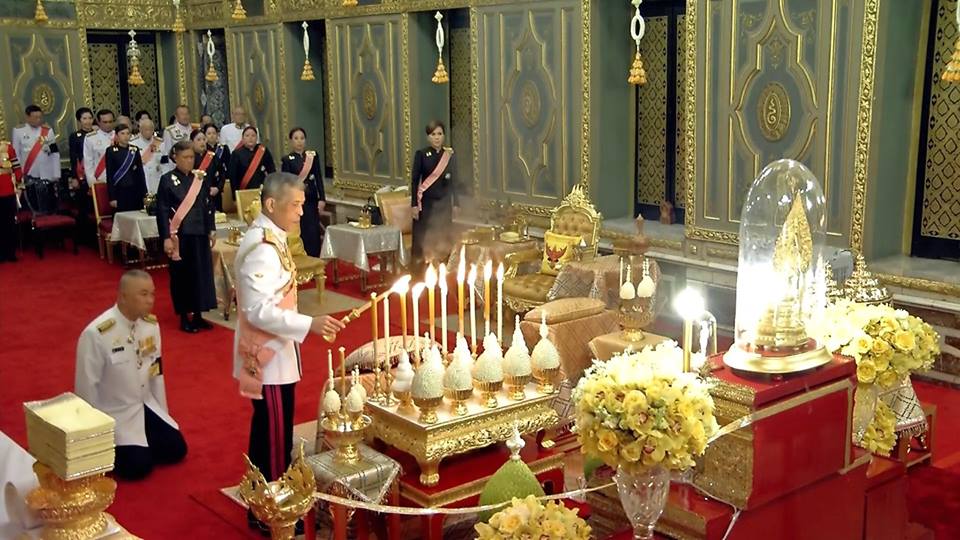 The sixth Royal procession takes the Royal Ashes to Wat Rajabopidh and Wat Bavoranives