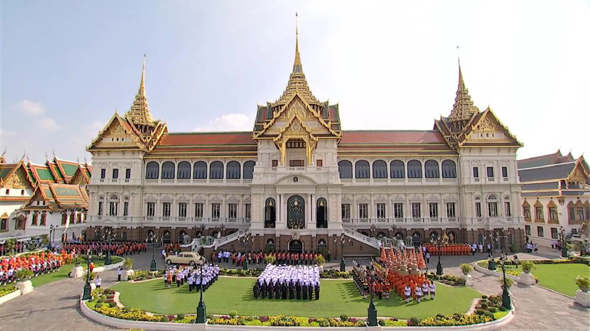 The sixth Royal procession takes the Royal Ashes to Wat Rajabopidh and Wat Bavoranives