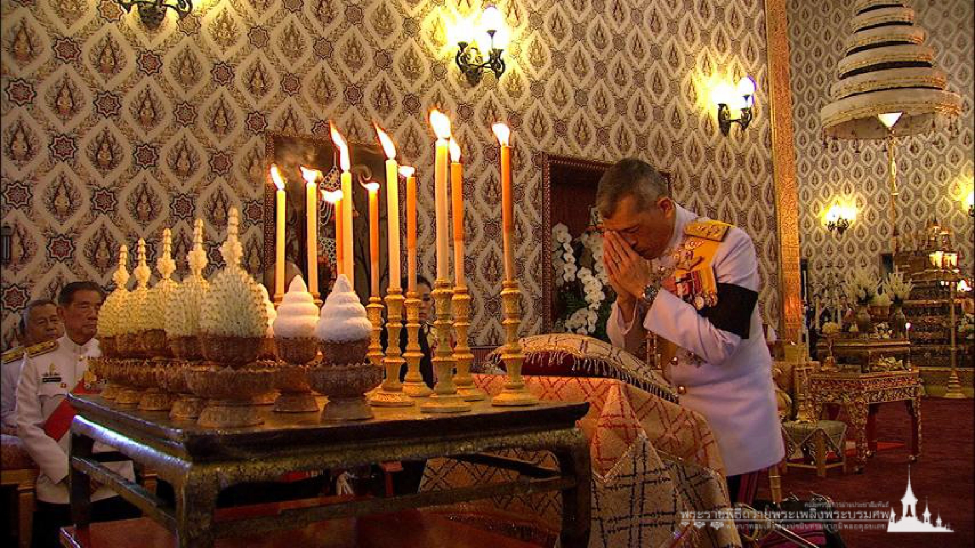 The sixth Royal procession takes the Royal Ashes to Wat Rajabopidh and Wat Bavoranives