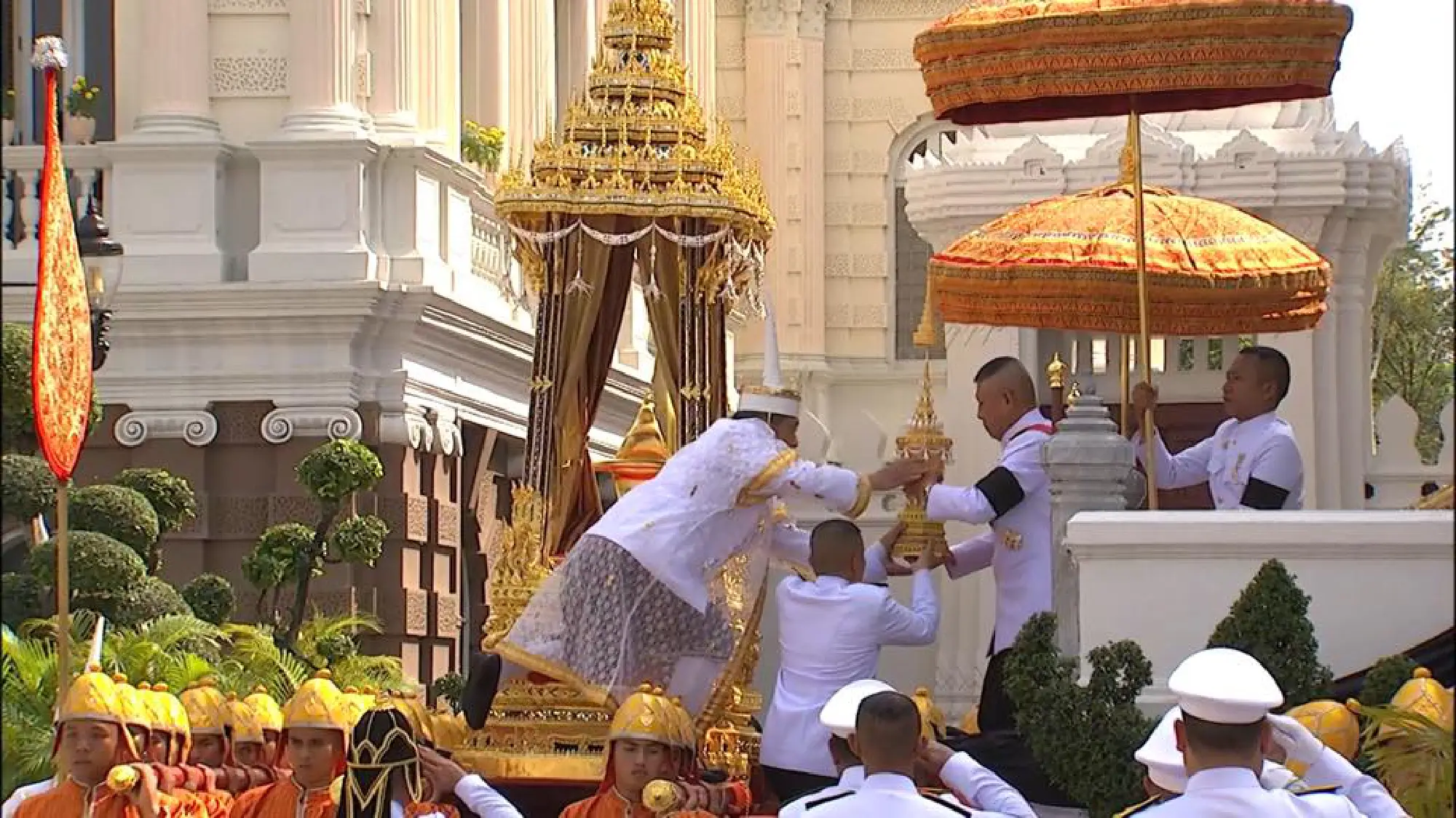 The sixth Royal procession takes the Royal Ashes to Wat Rajabopidh and Wat Bavoranives