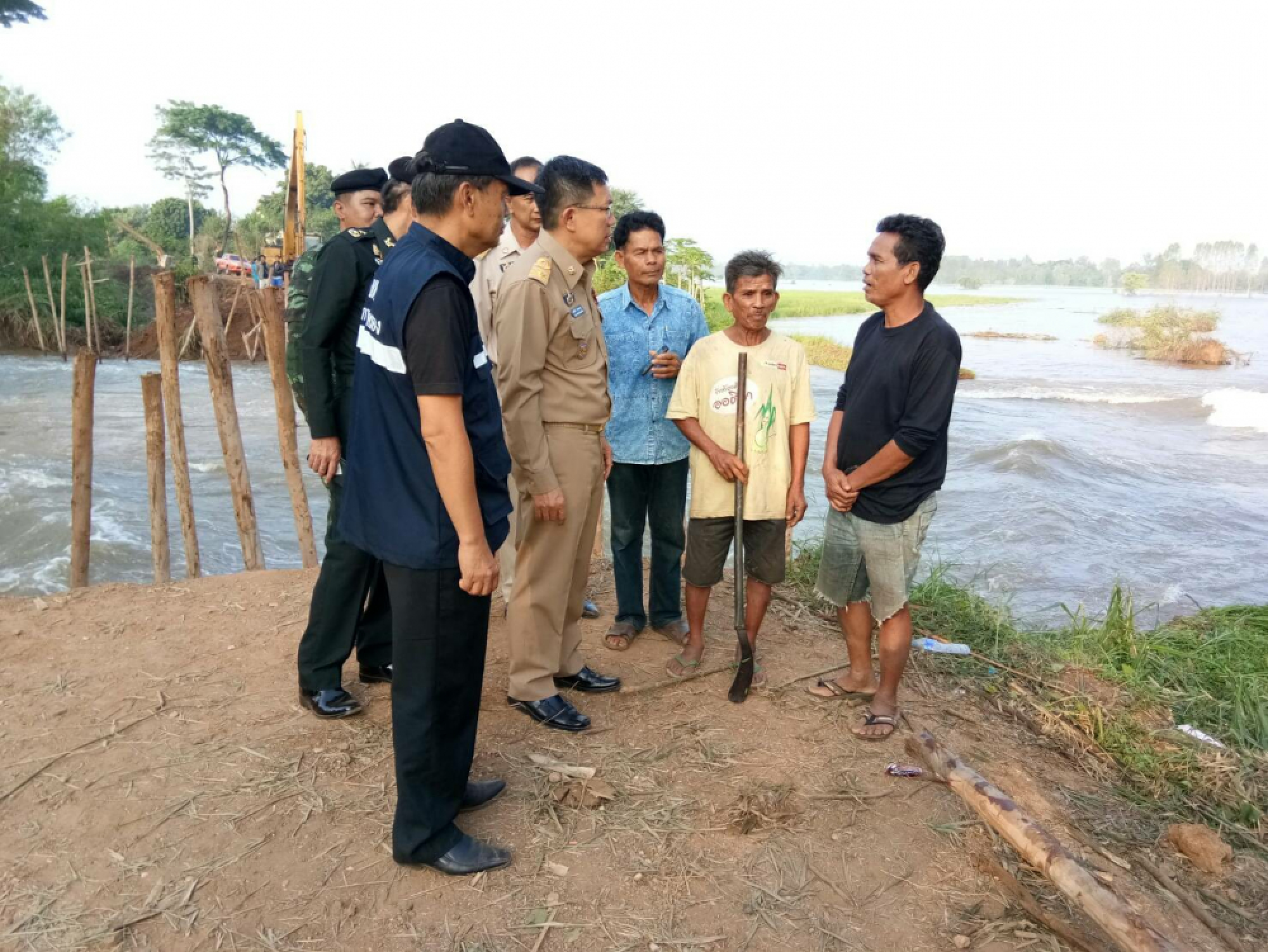Volunteers help rebuild flood-damaged Khon Kaen road