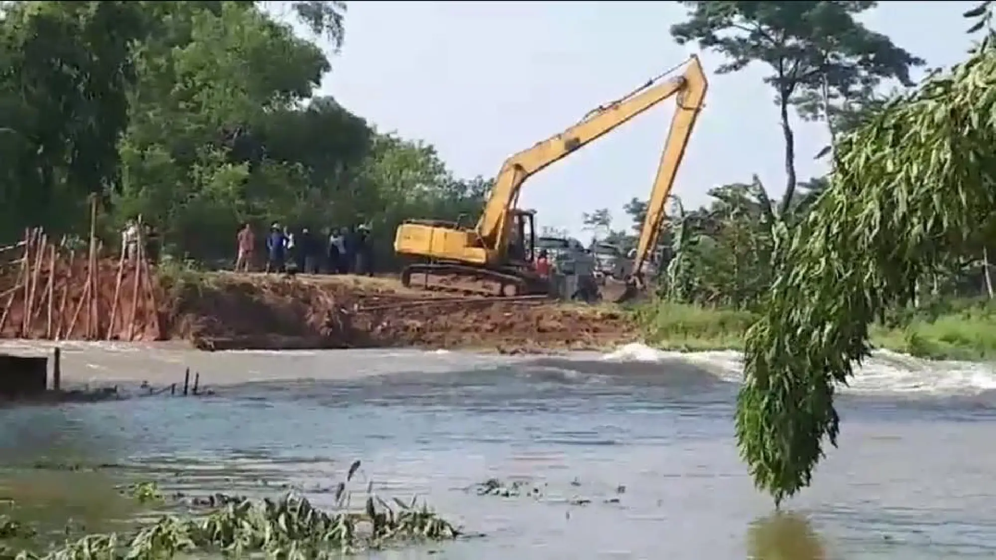 Volunteers help rebuild flood-damaged Khon Kaen road
