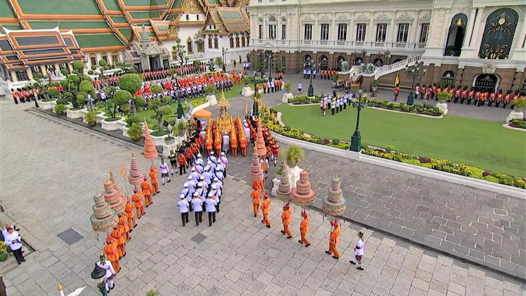 The sixth Royal procession takes the Royal Ashes to Wat Rajabopidh and Wat Bavoranives
