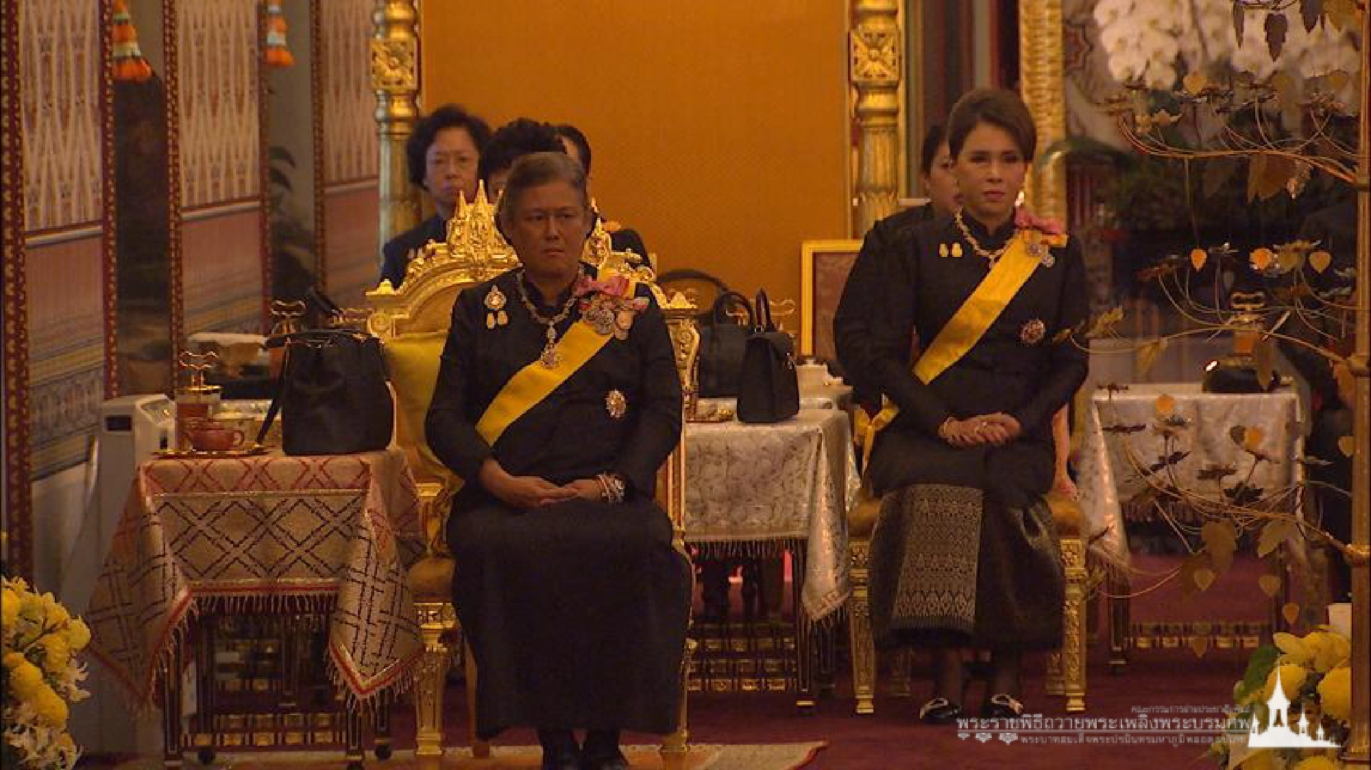 The sixth Royal procession takes the Royal Ashes to Wat Rajabopidh and Wat Bavoranives