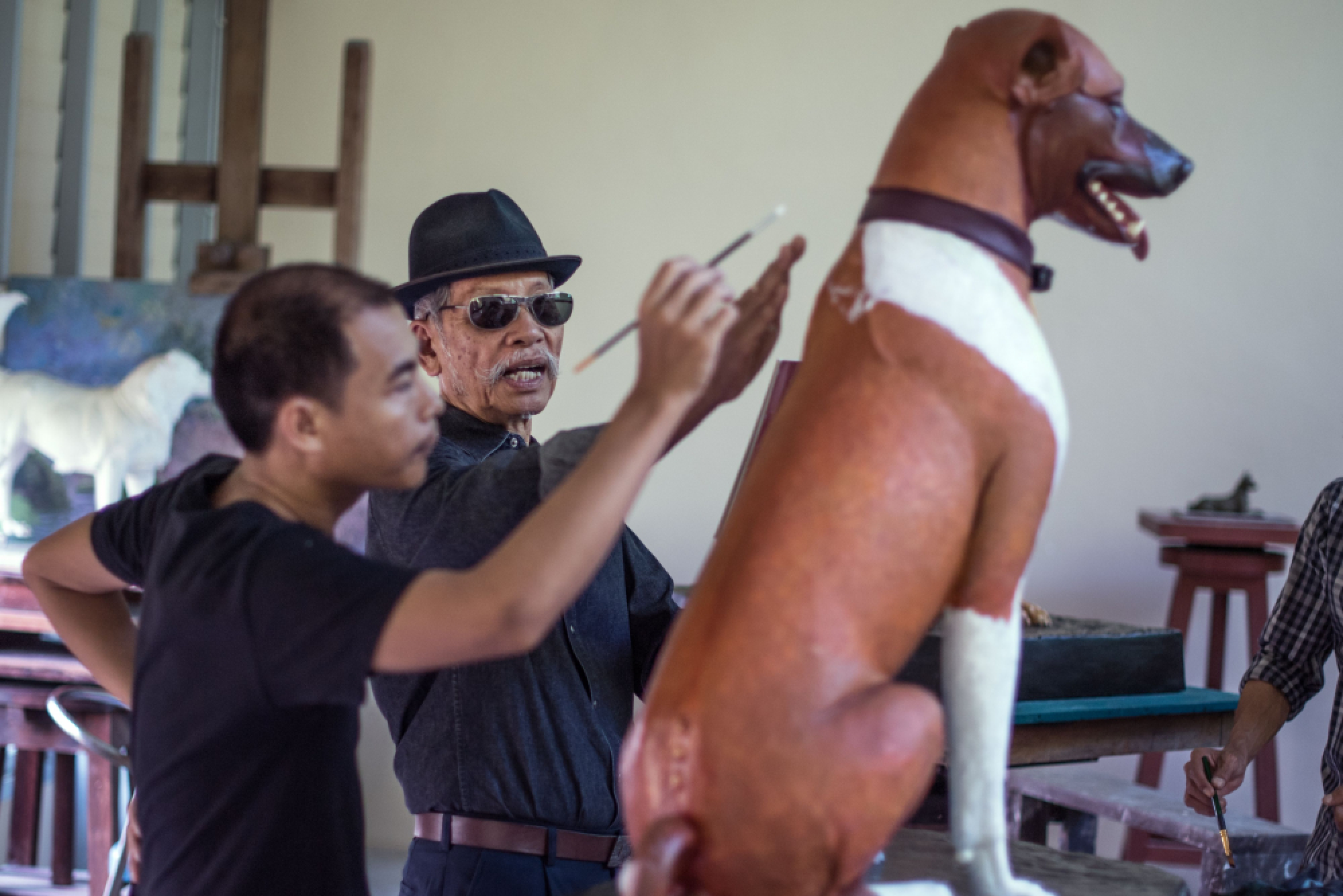 Royal dog statues take pride of place on king's pyre