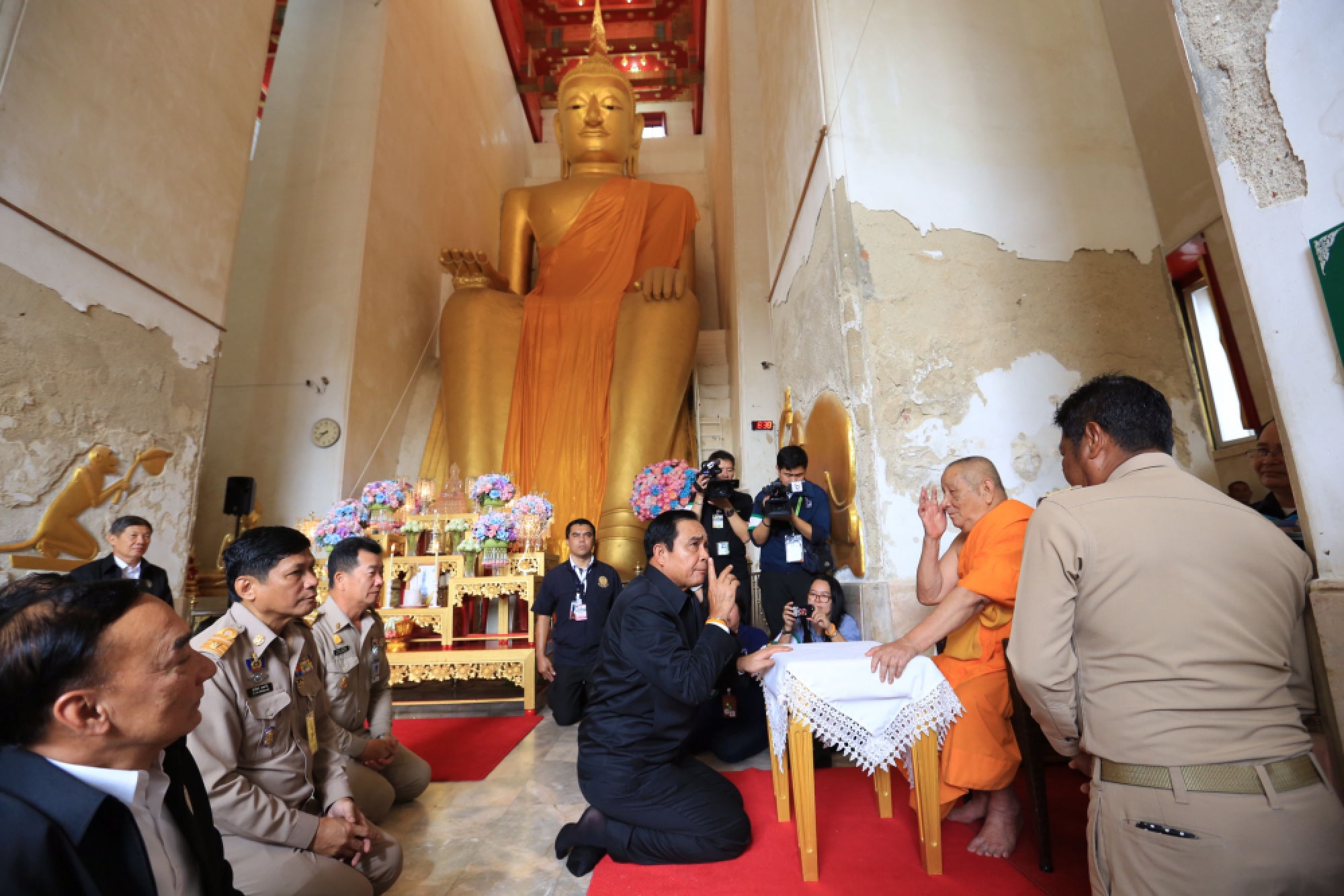 Prayut reaches out to Central residents