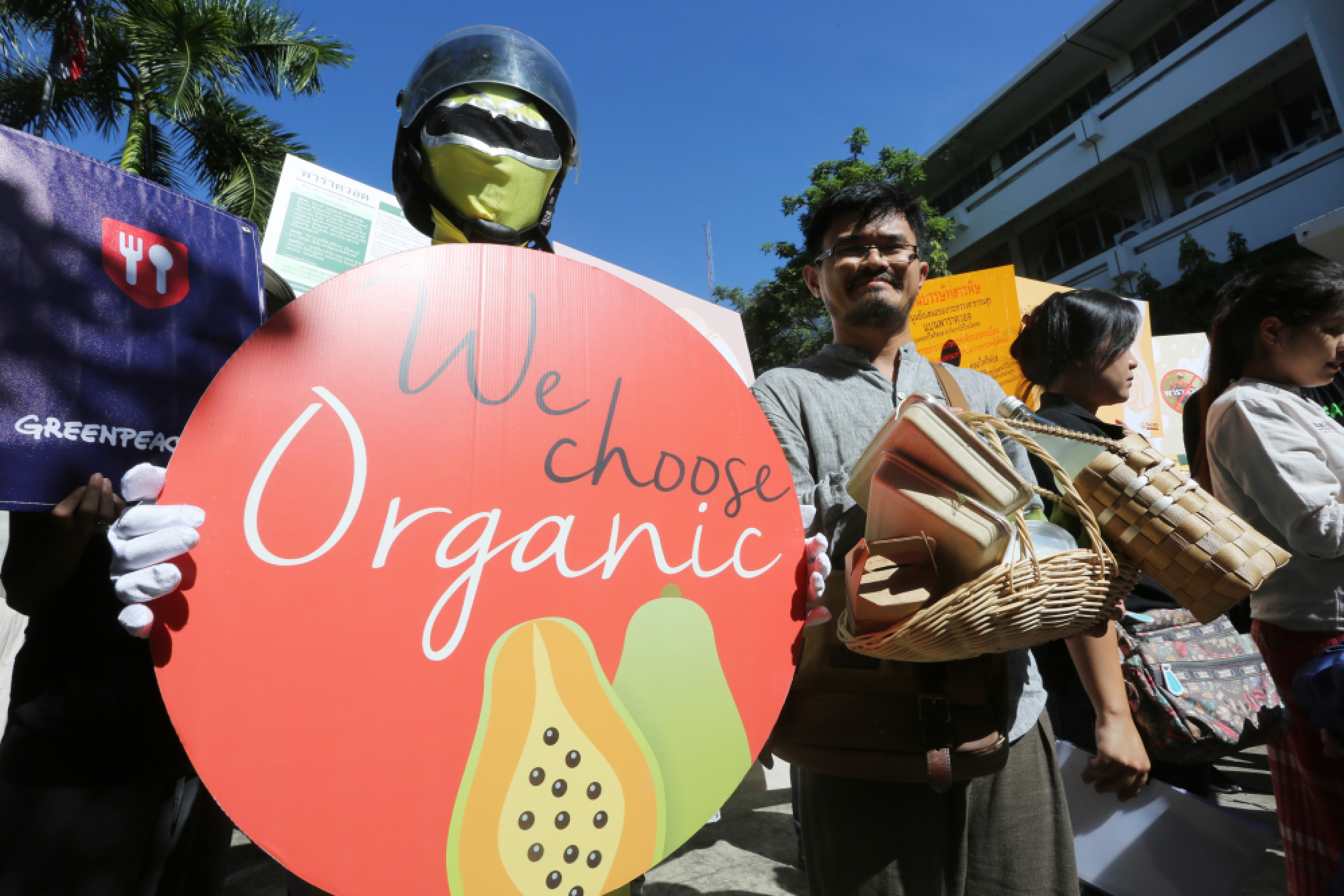 Environmental groups call for ban on toxic pesticides