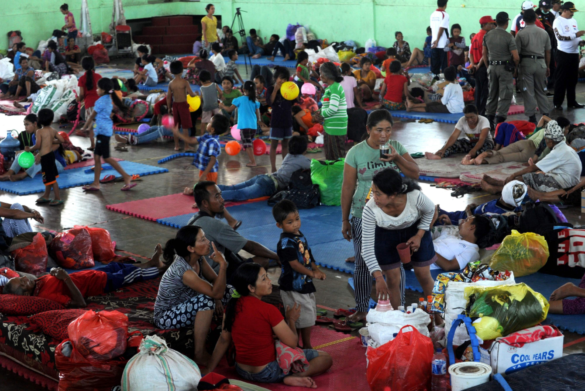 Tens of thousands flee rumbling Bali volcano