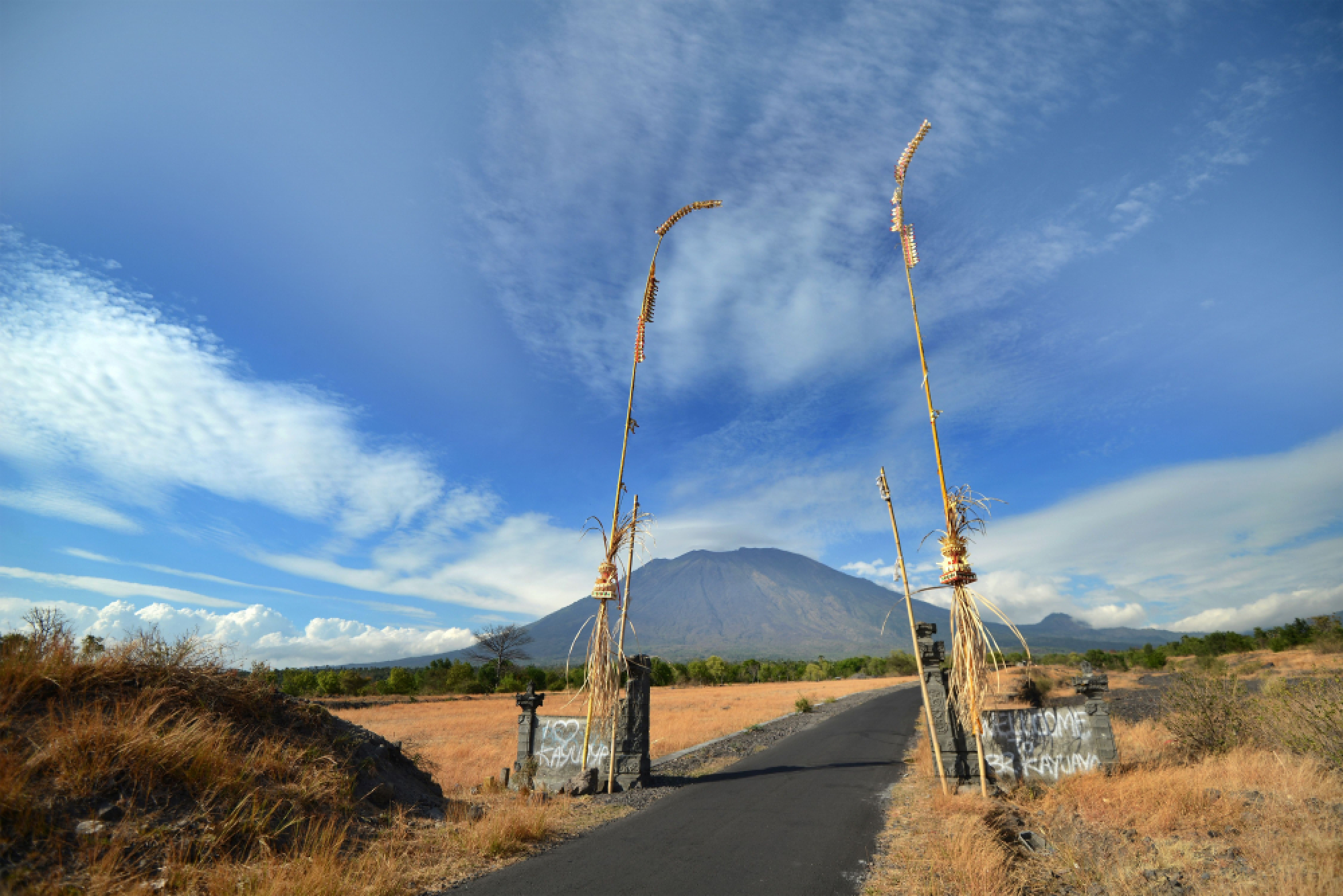 Tens of thousands flee rumbling Bali volcano