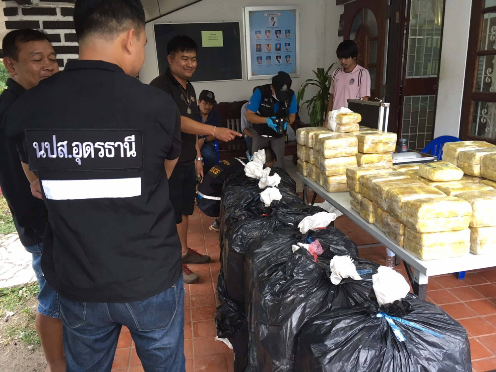 Six arrests as police intercept ‘drugs convoy’