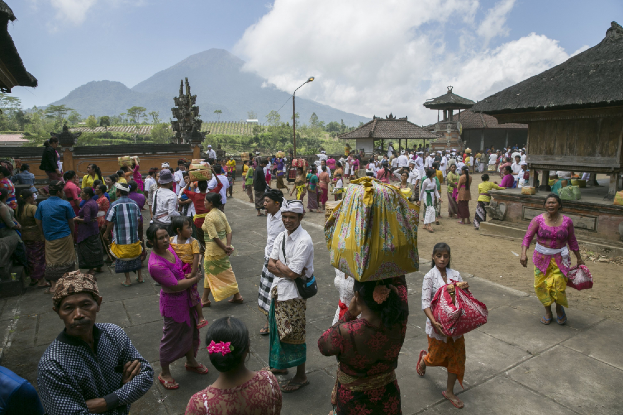 More than 120,000 flee rumbling Bali volcano