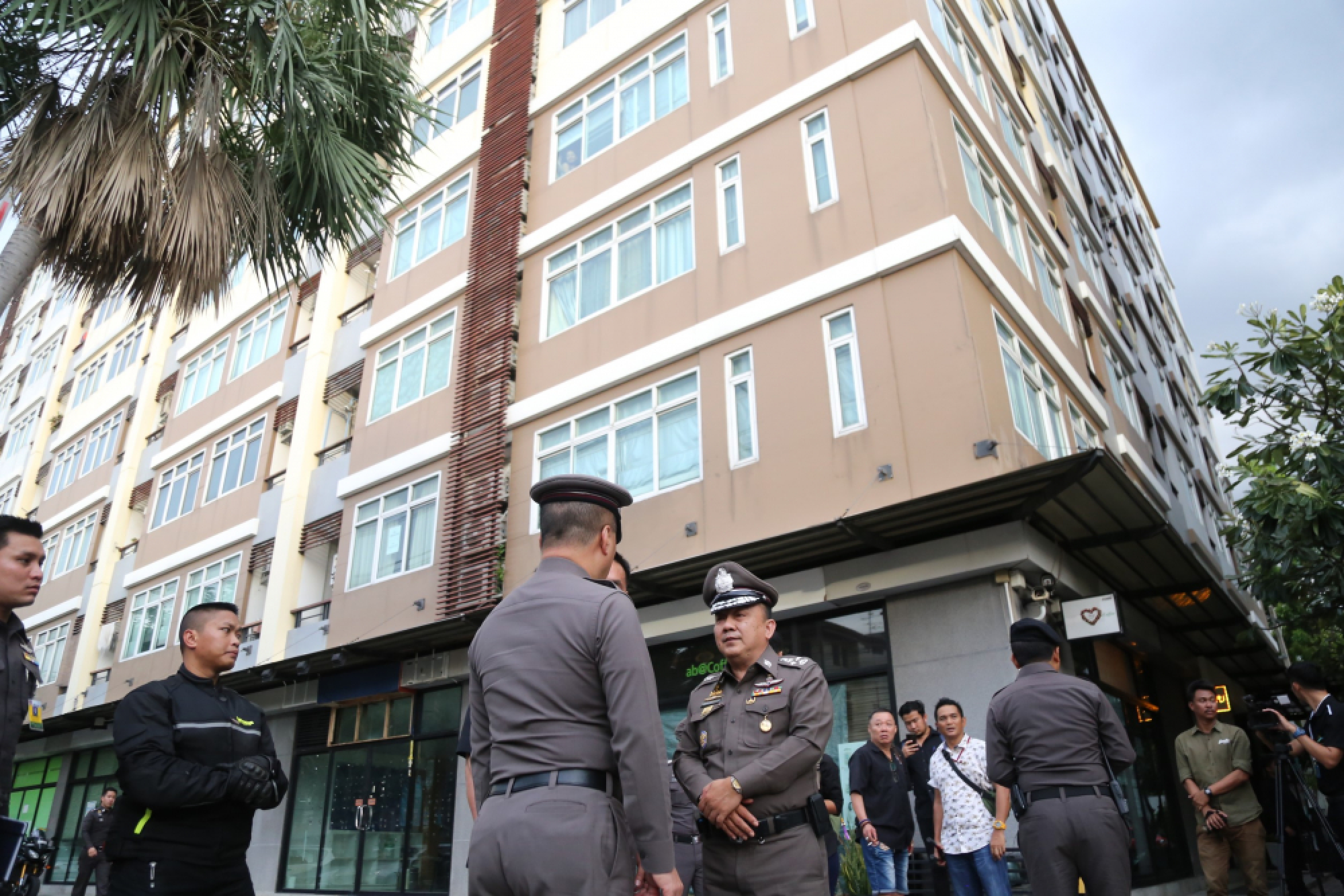 Police search Yingluck’s house, seize belongings