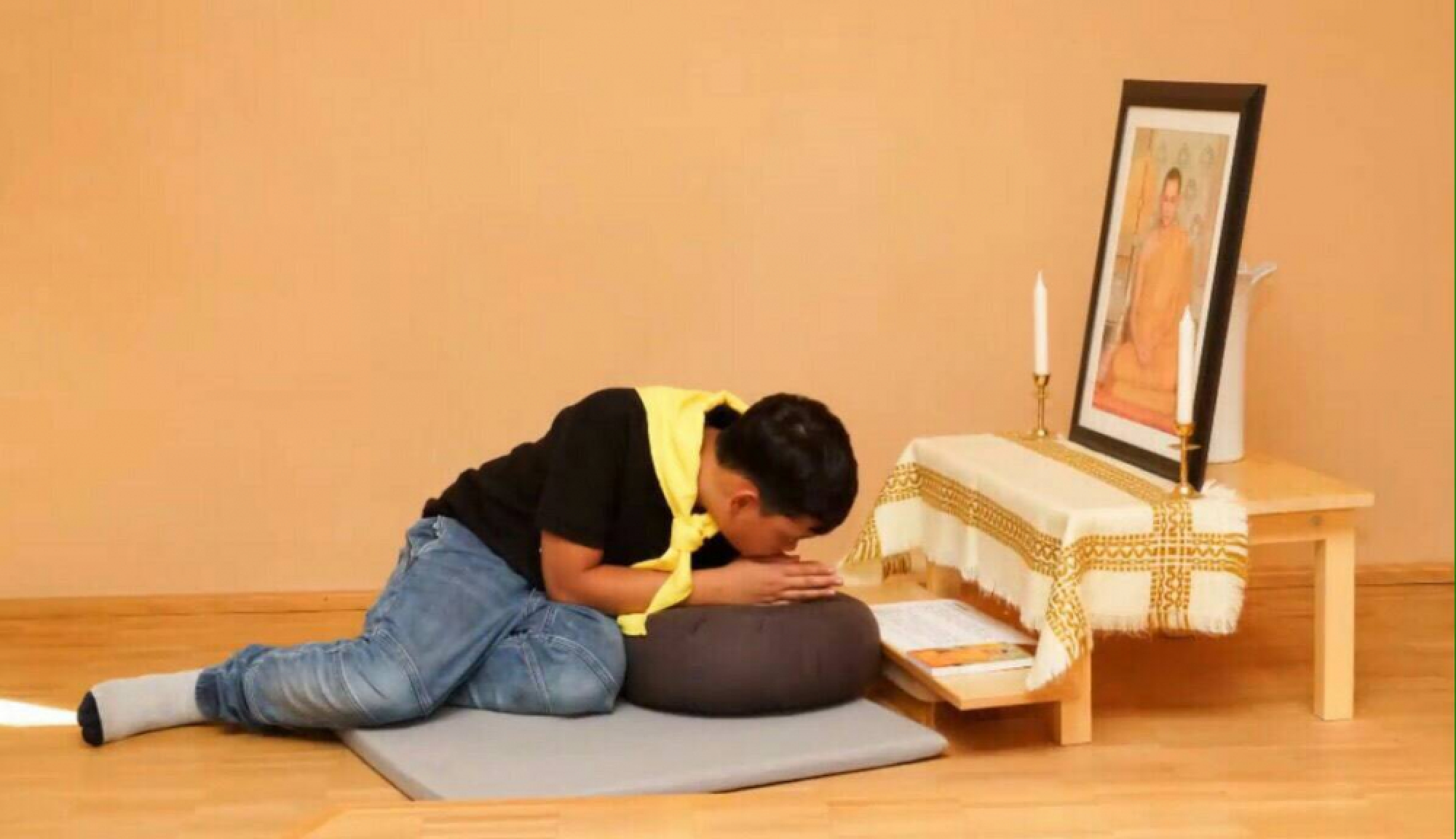 Prince continues family tradition of service by volunteering at temple