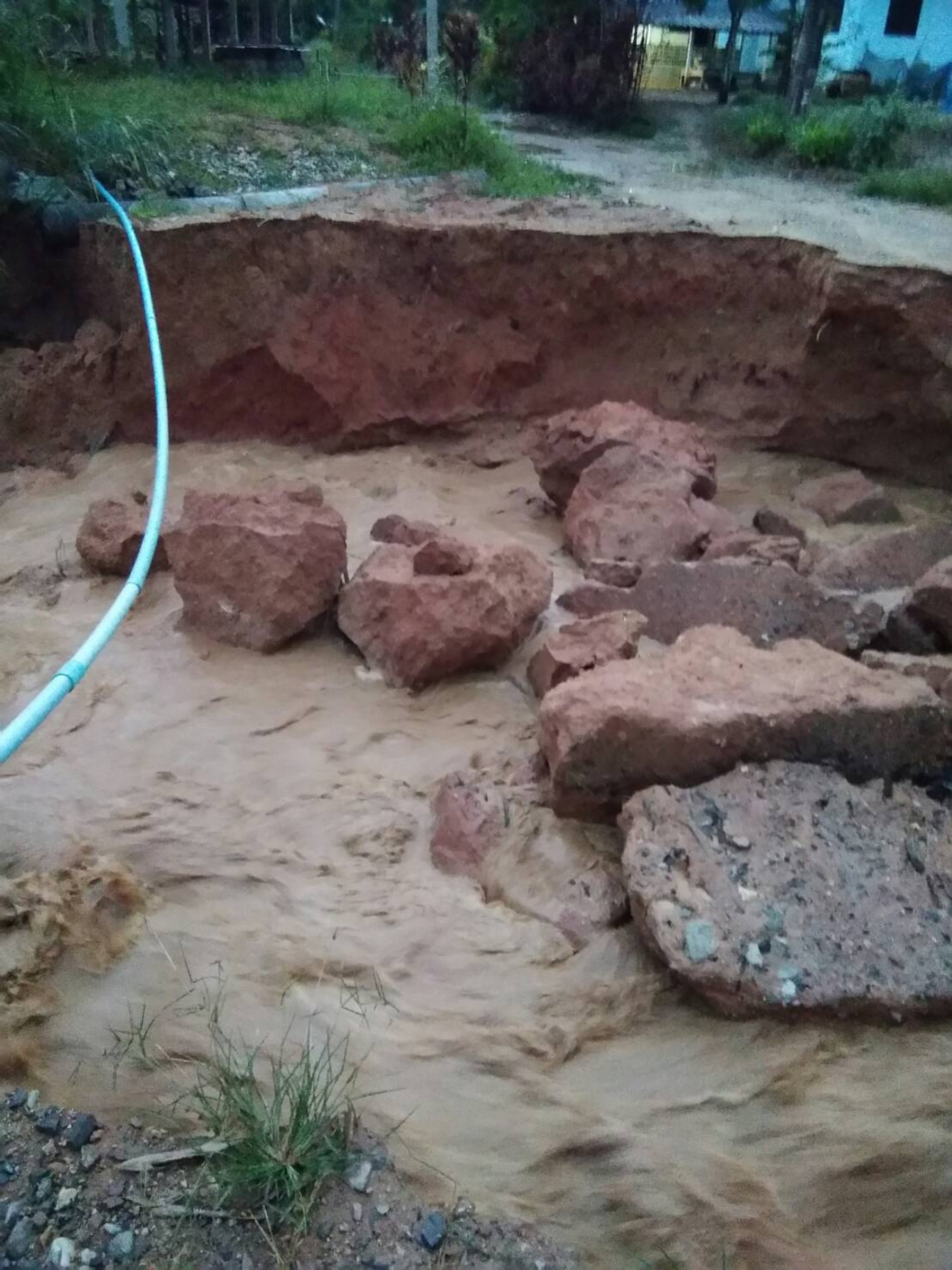 Storm ravages villages, knocks out roads, in Chum Phon