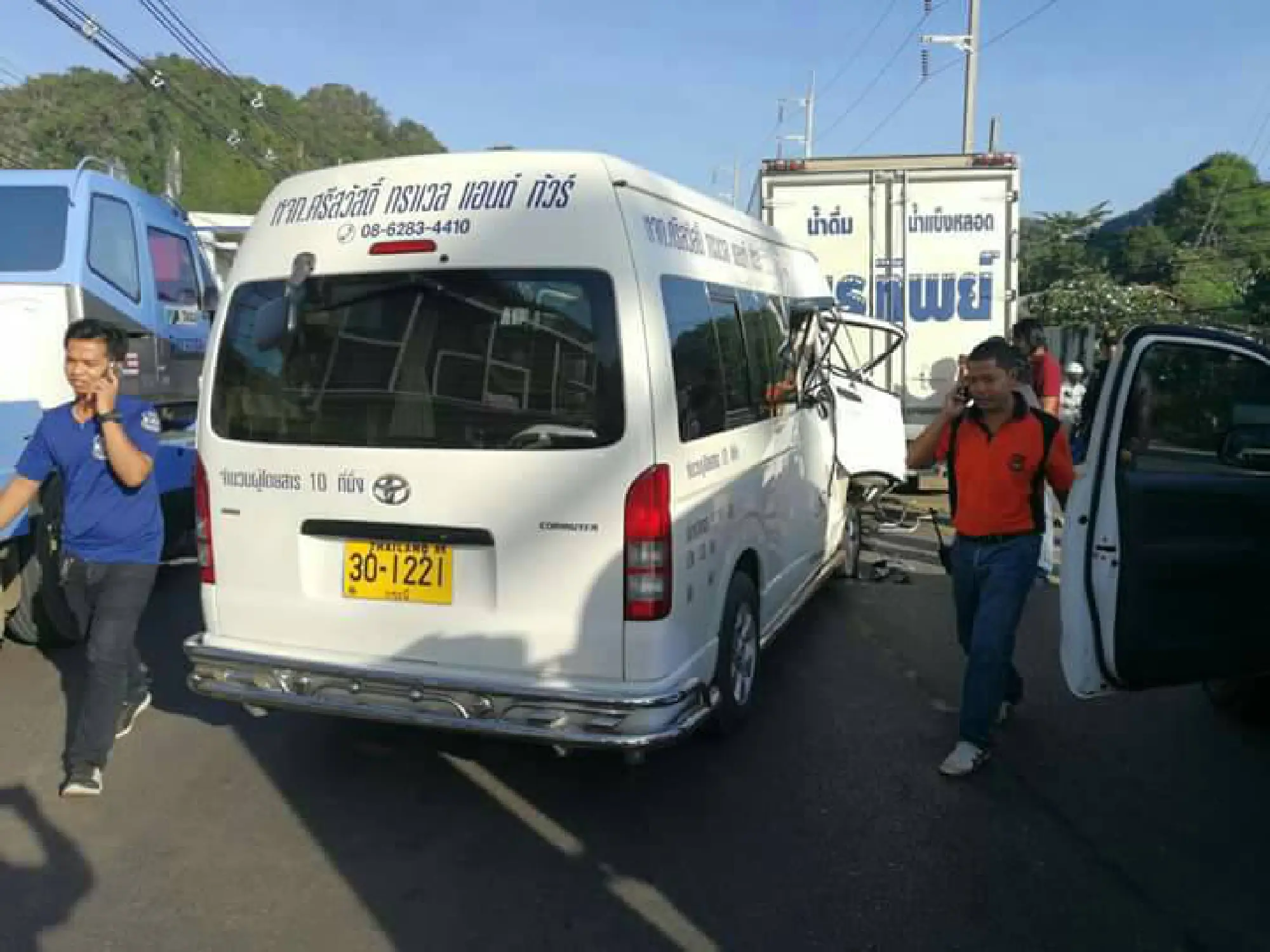 Krabi van driver injured in collision with ice truck