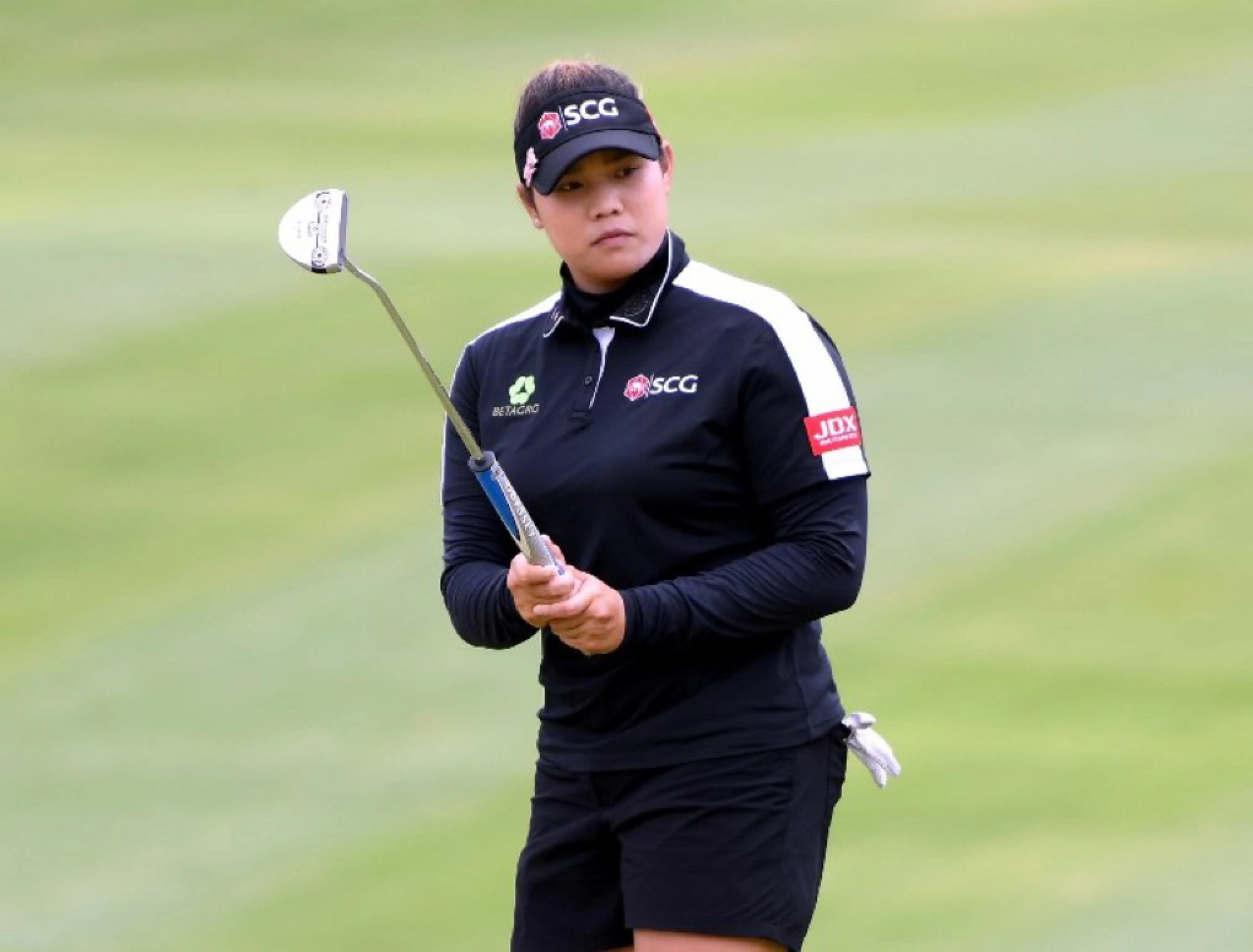 Henderson holds nerve to claim Hawaii win, Ariya finishes at 3rd