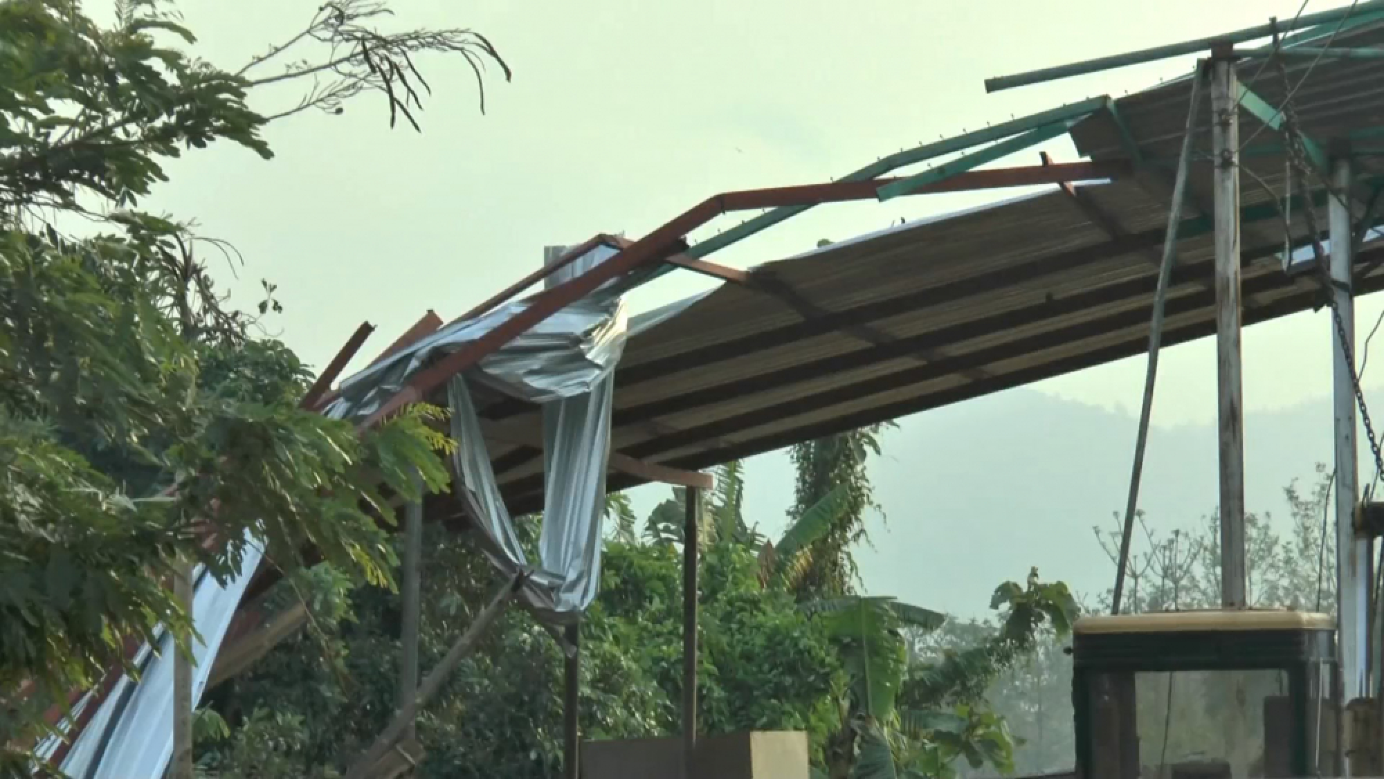Troops, officials help Phayao families after storms
