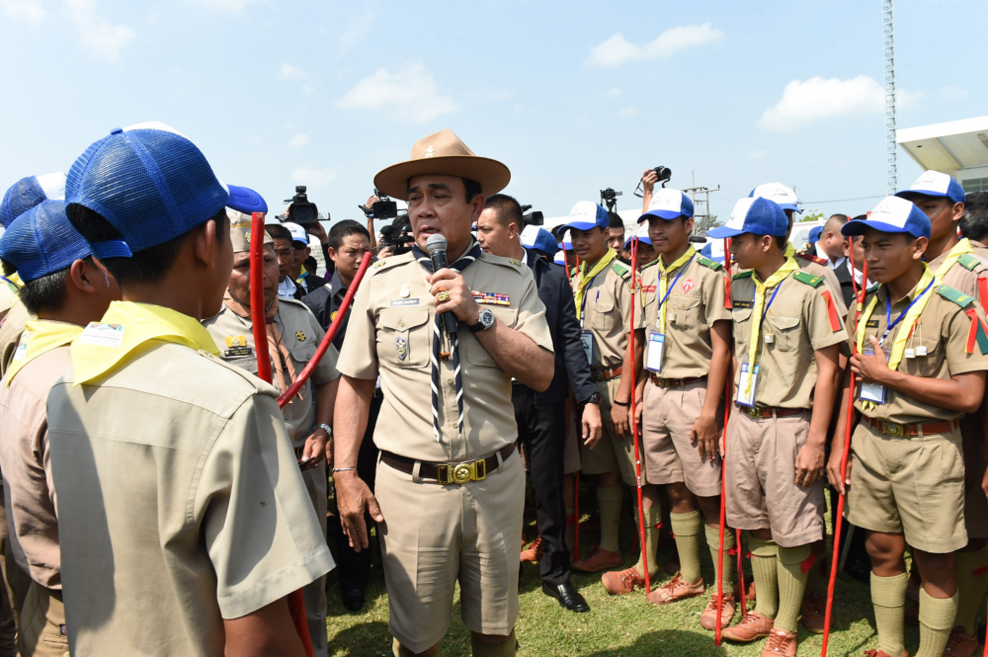 Prayut leaves for Pattani to chair boy scout ceremony