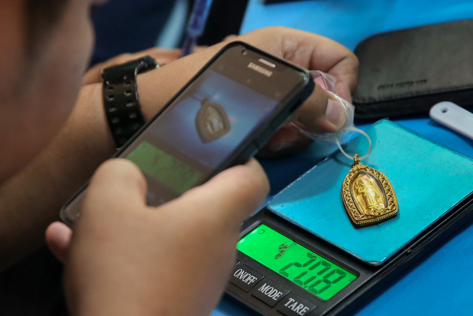 Jewellery, houses for sale Wednesday in anti-corruption auction