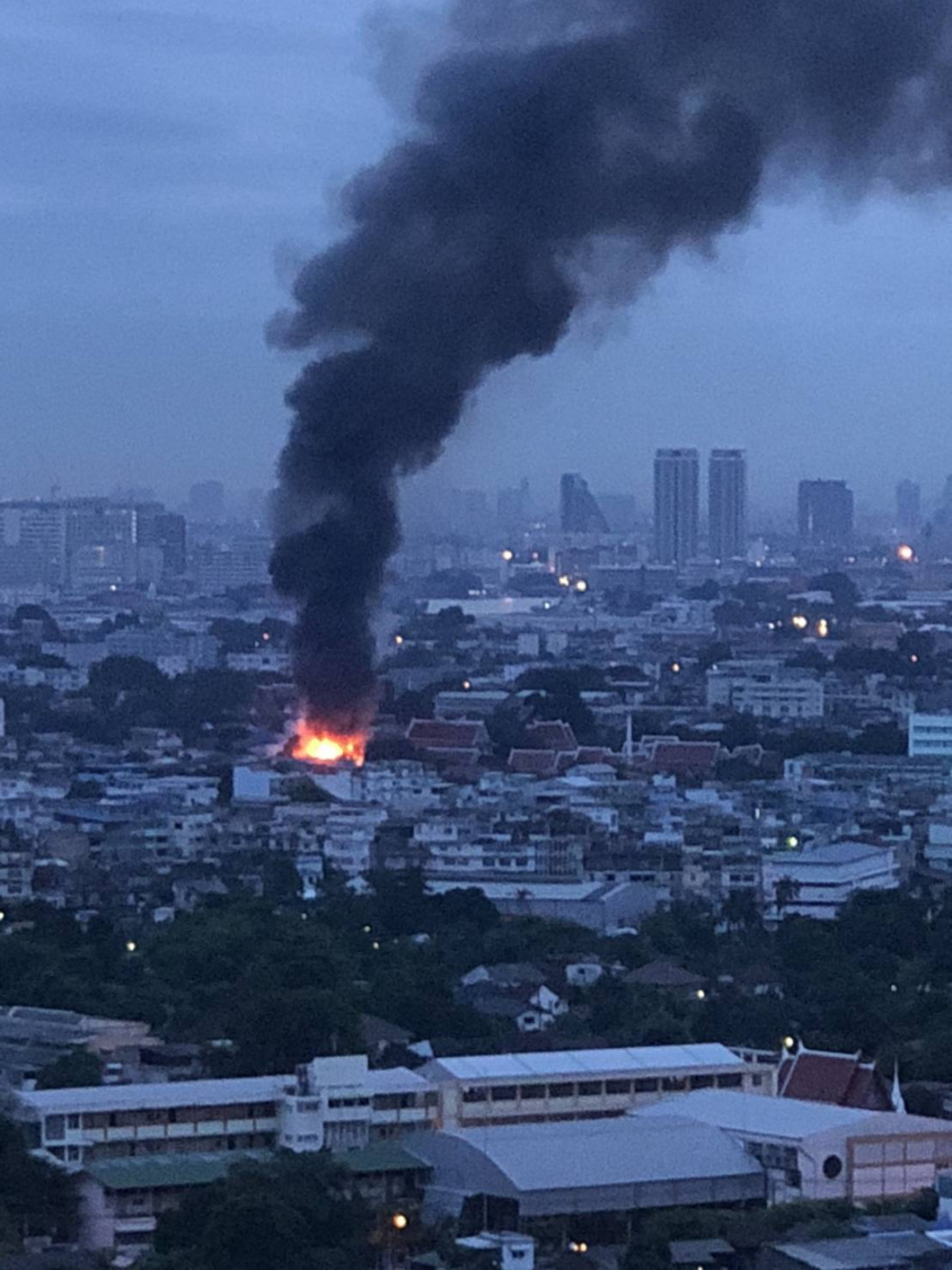 16 houses burned down in Bangkok community