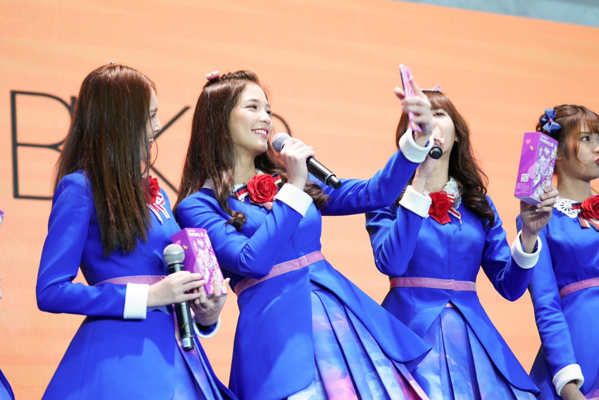 The galaxy and its girlfriends