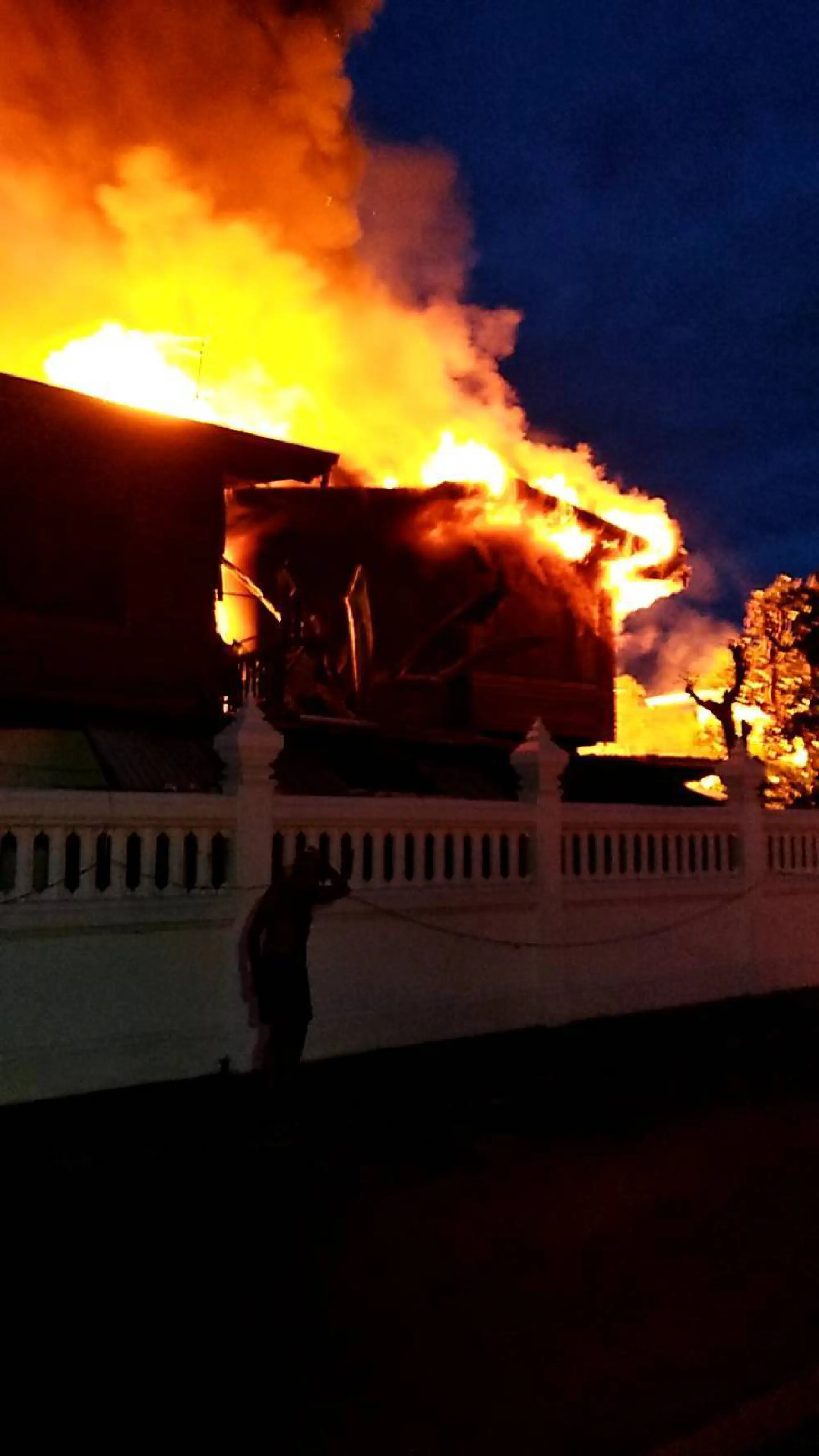 16 houses burned down in Bangkok community