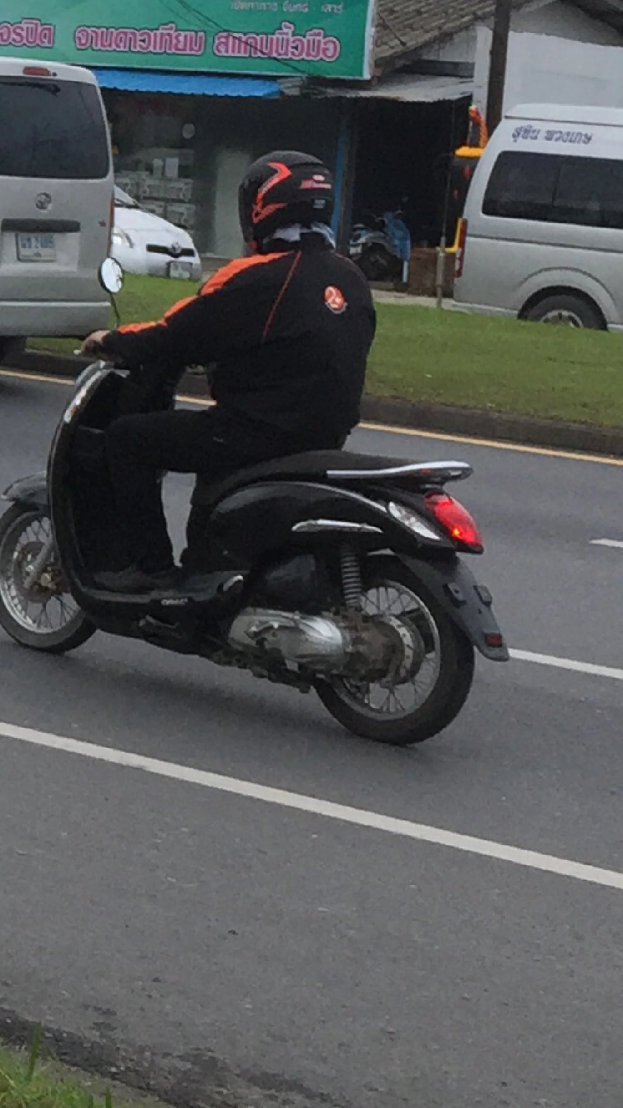 Lone gunman robs Phuket bank