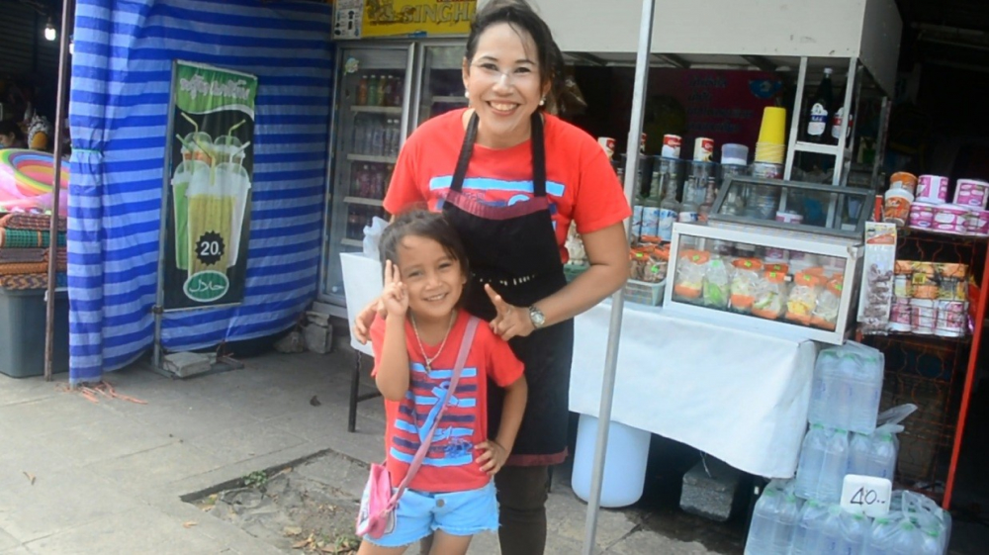 5-year-old 'language expert' charms tourists in Krabi