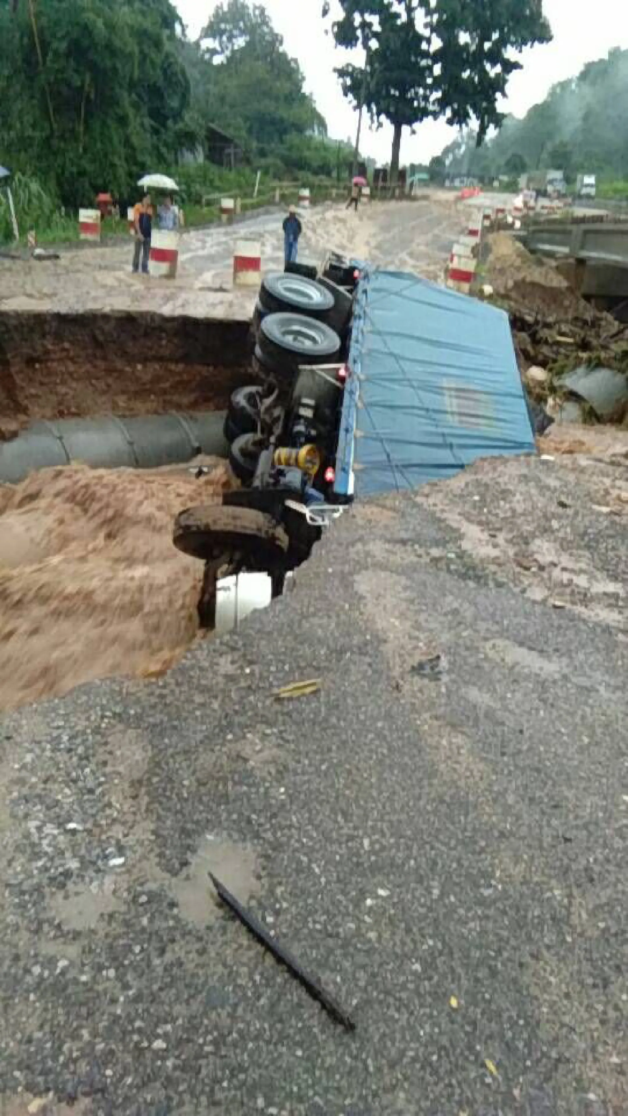 Main Chiang Rai-Chiang Mai highway cut by run-off