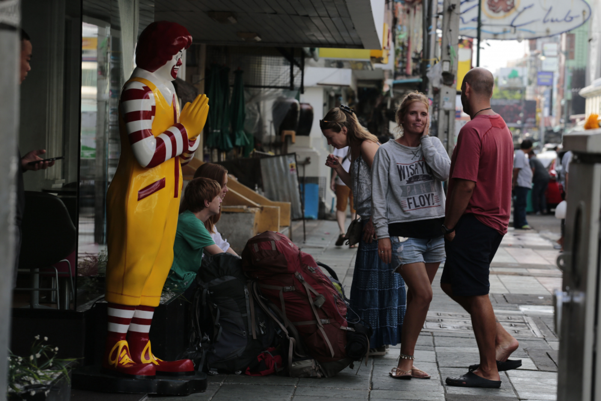 Khaosan Road vendors back down on threat to defy pavement ban