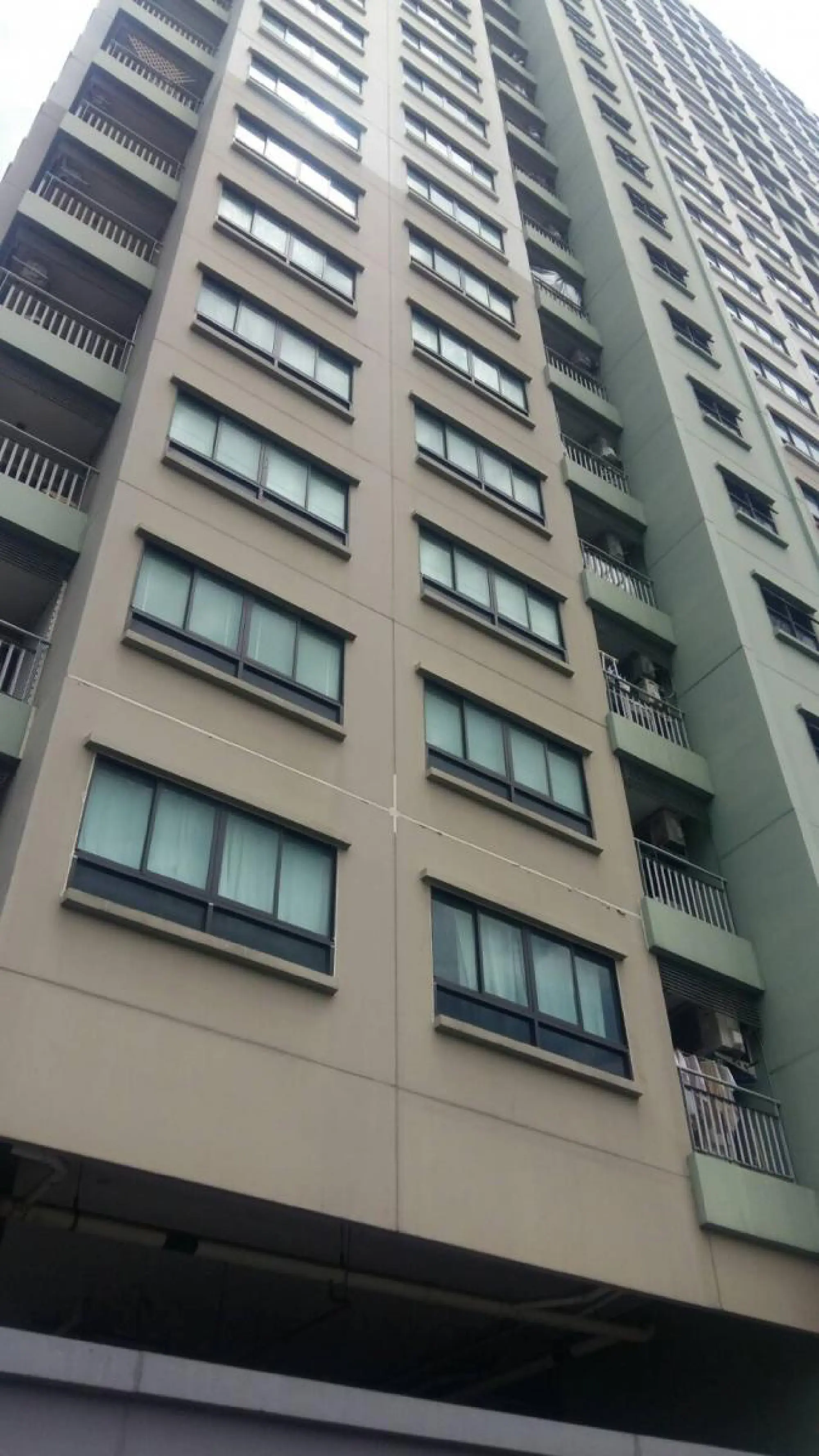 Chulalongkorn student falls from apartment