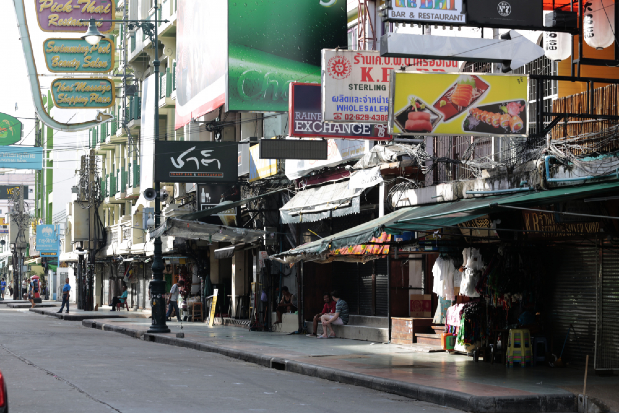 Khaosan Road vendors back down on threat to defy pavement ban