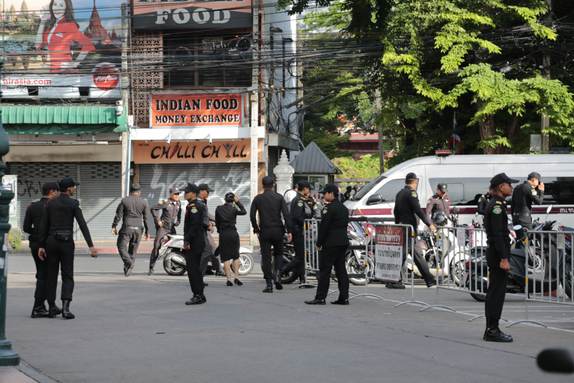 Khaosan Road vendors back down on threat to defy pavement ban