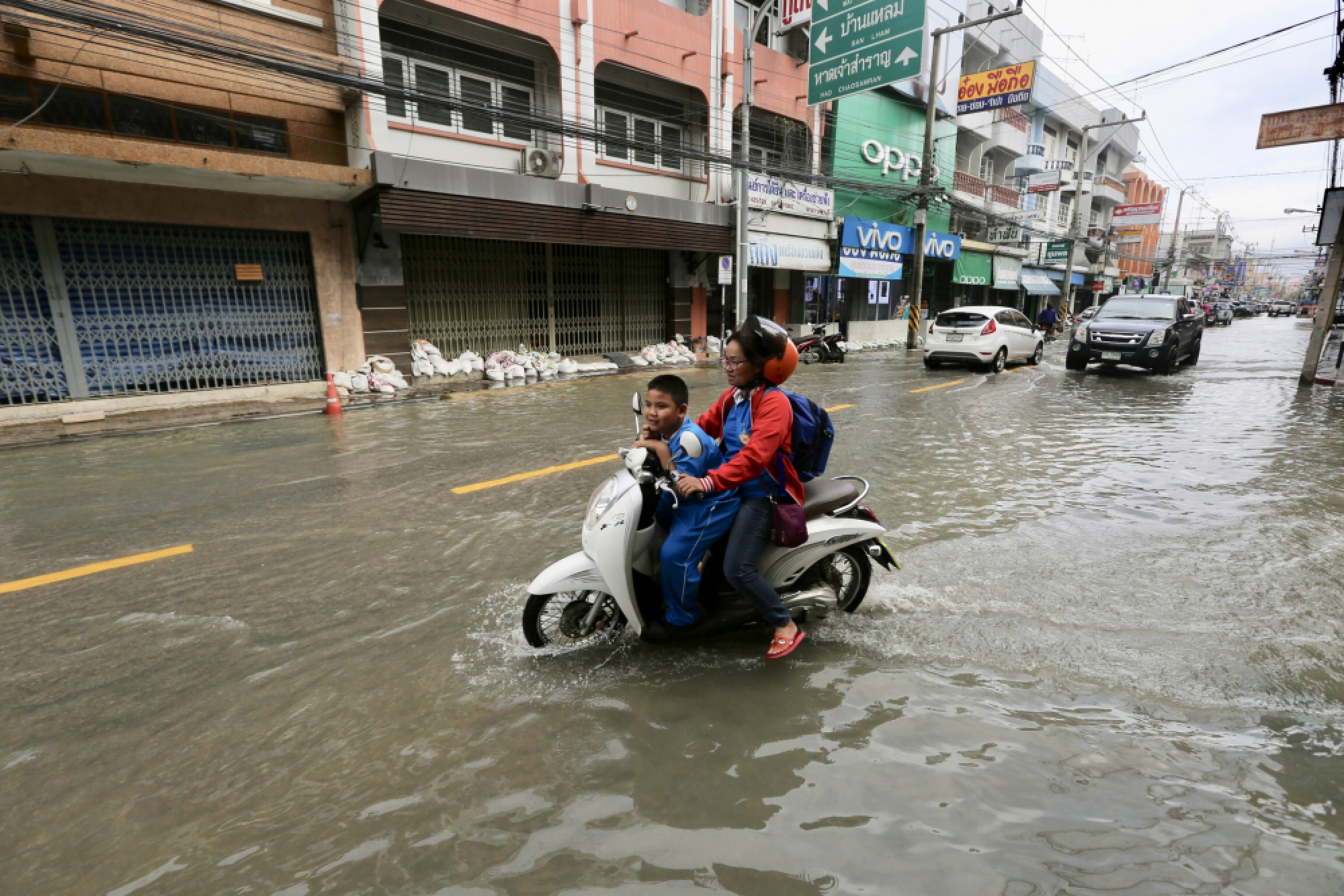 Amid rising threat Phetchaburi takes anti-flood measures