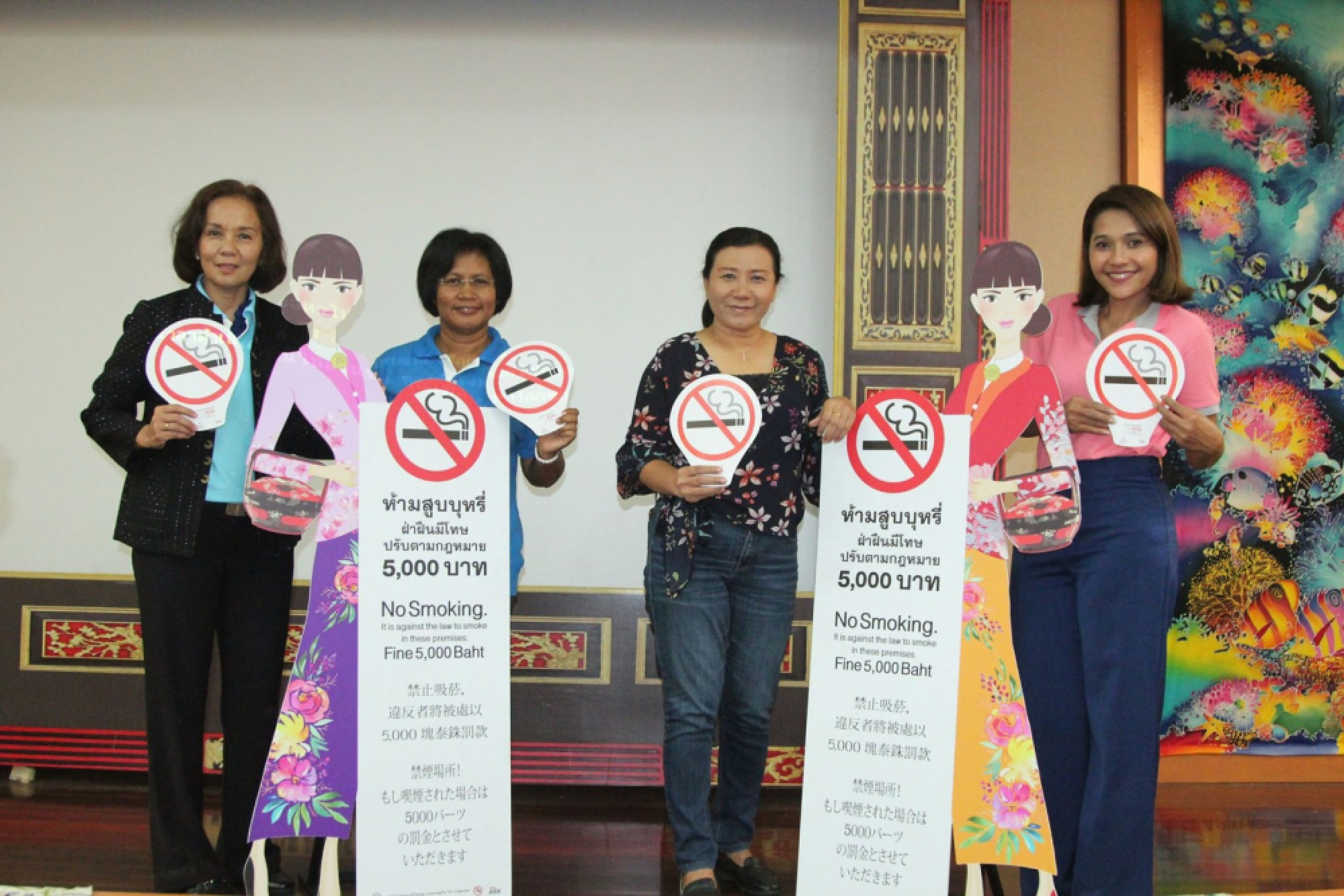 Phuket market bans smoking