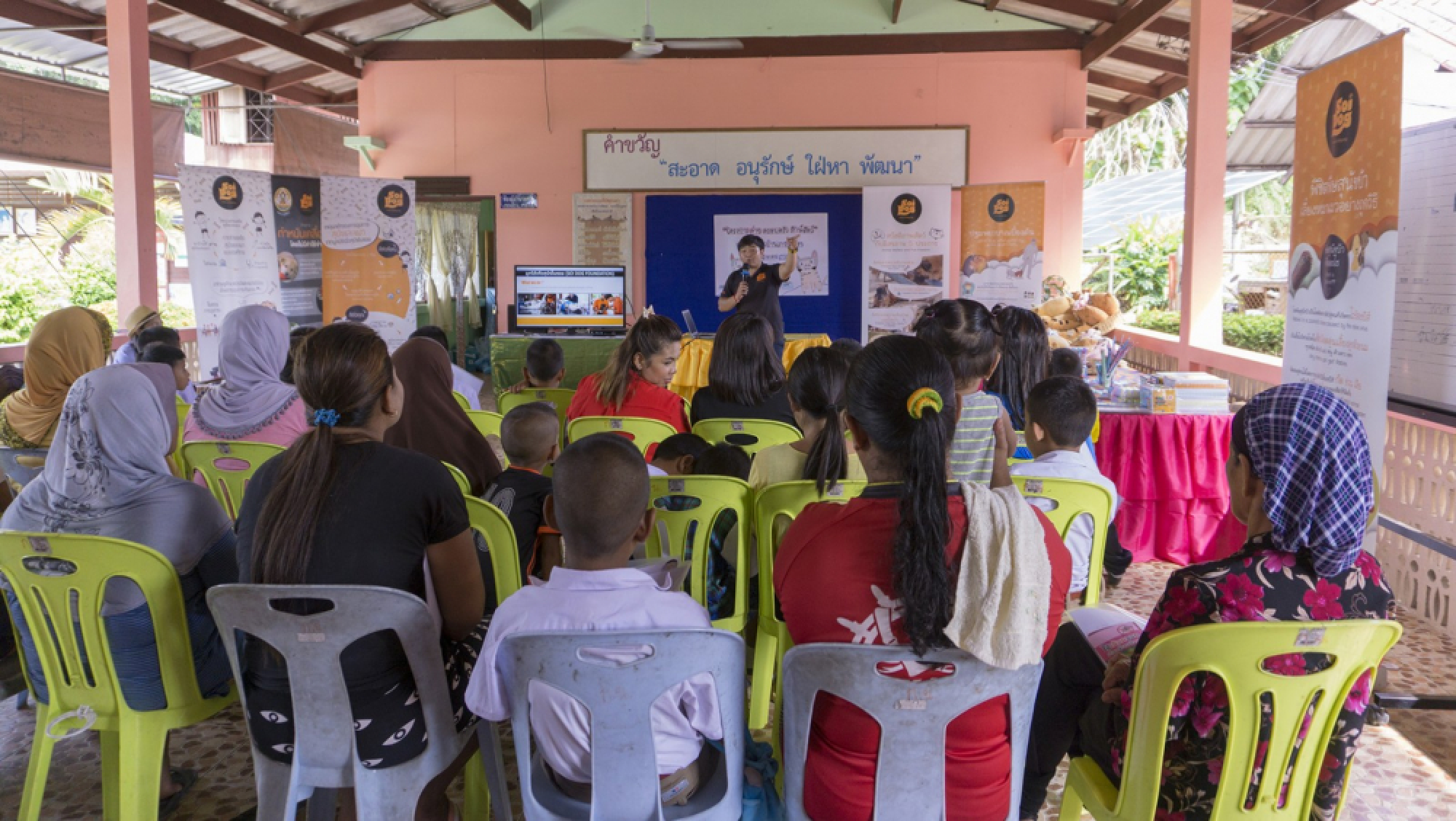 Animal welfare role play at Ban Konaka School with Soi Dog