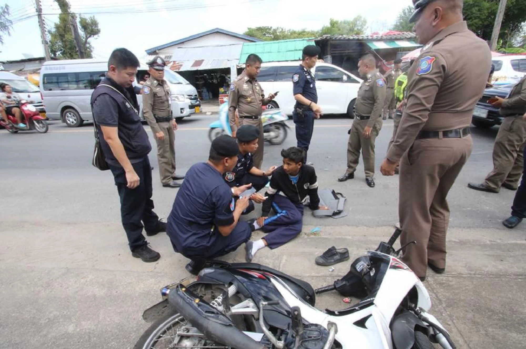 Senior police helps Phuket hit and run victim