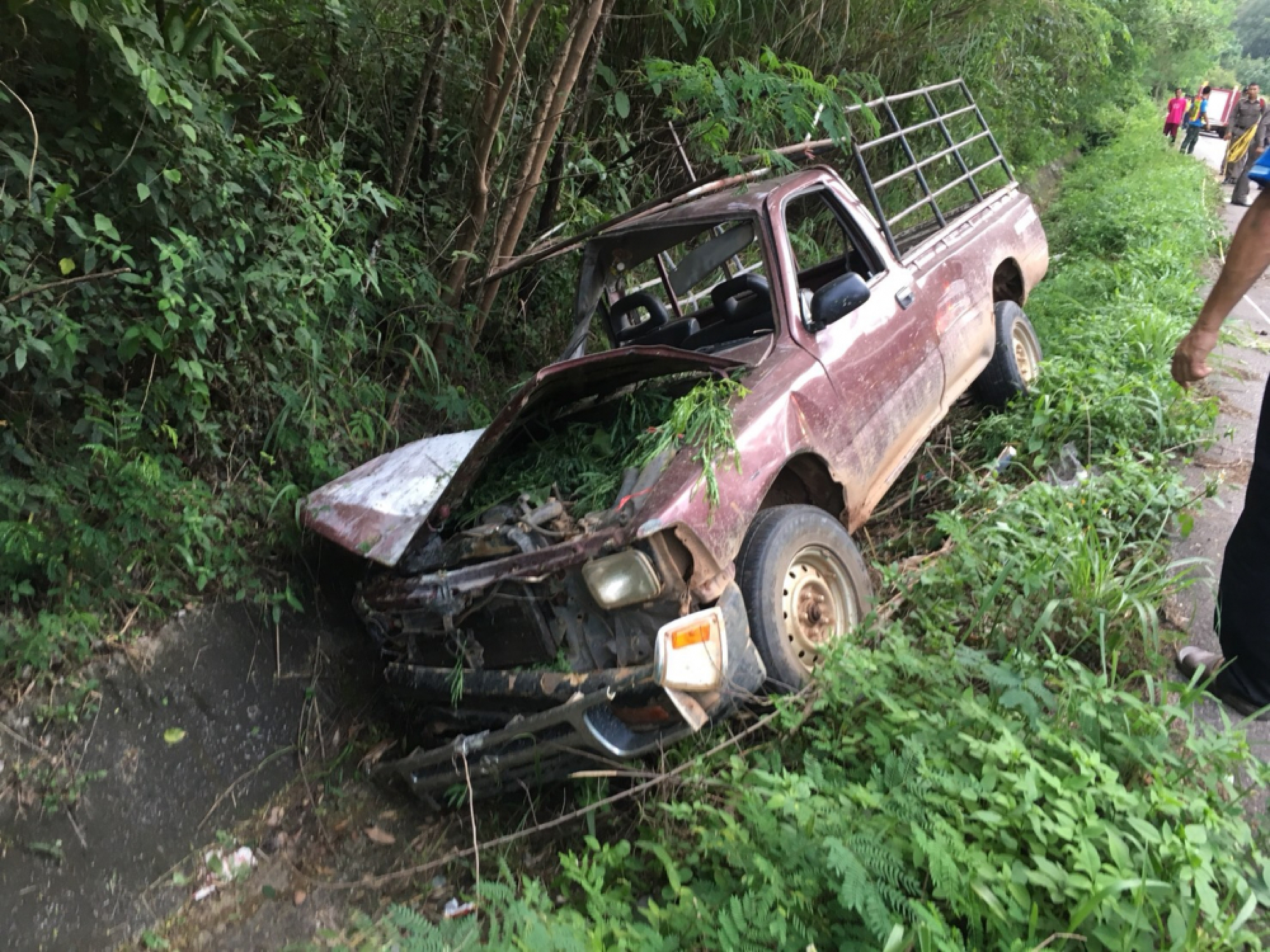 Two killed, 9 injured as Phayao pickup hits a tree
